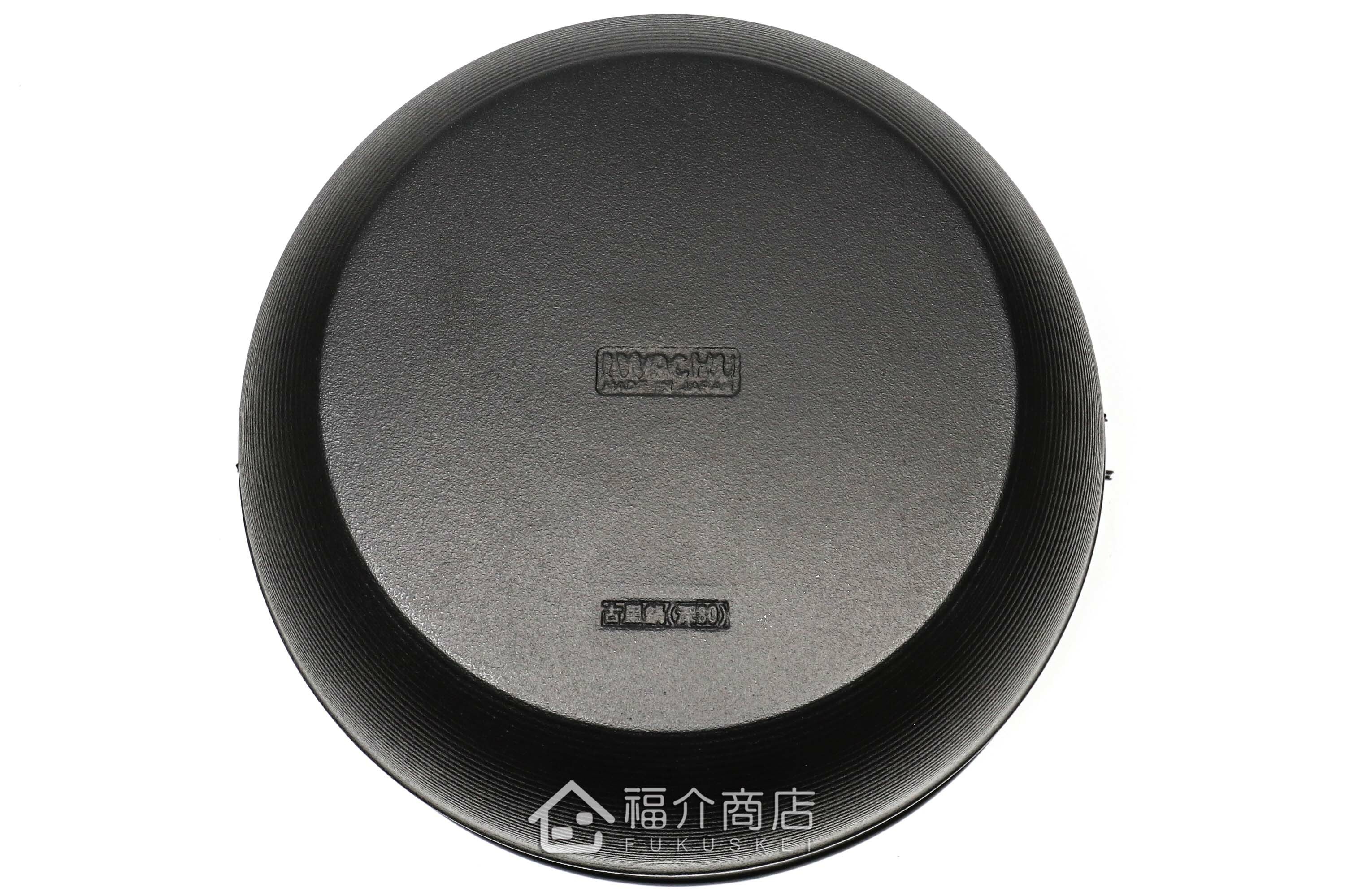 煮火鍋或湯的黑色鑄鐵鍋