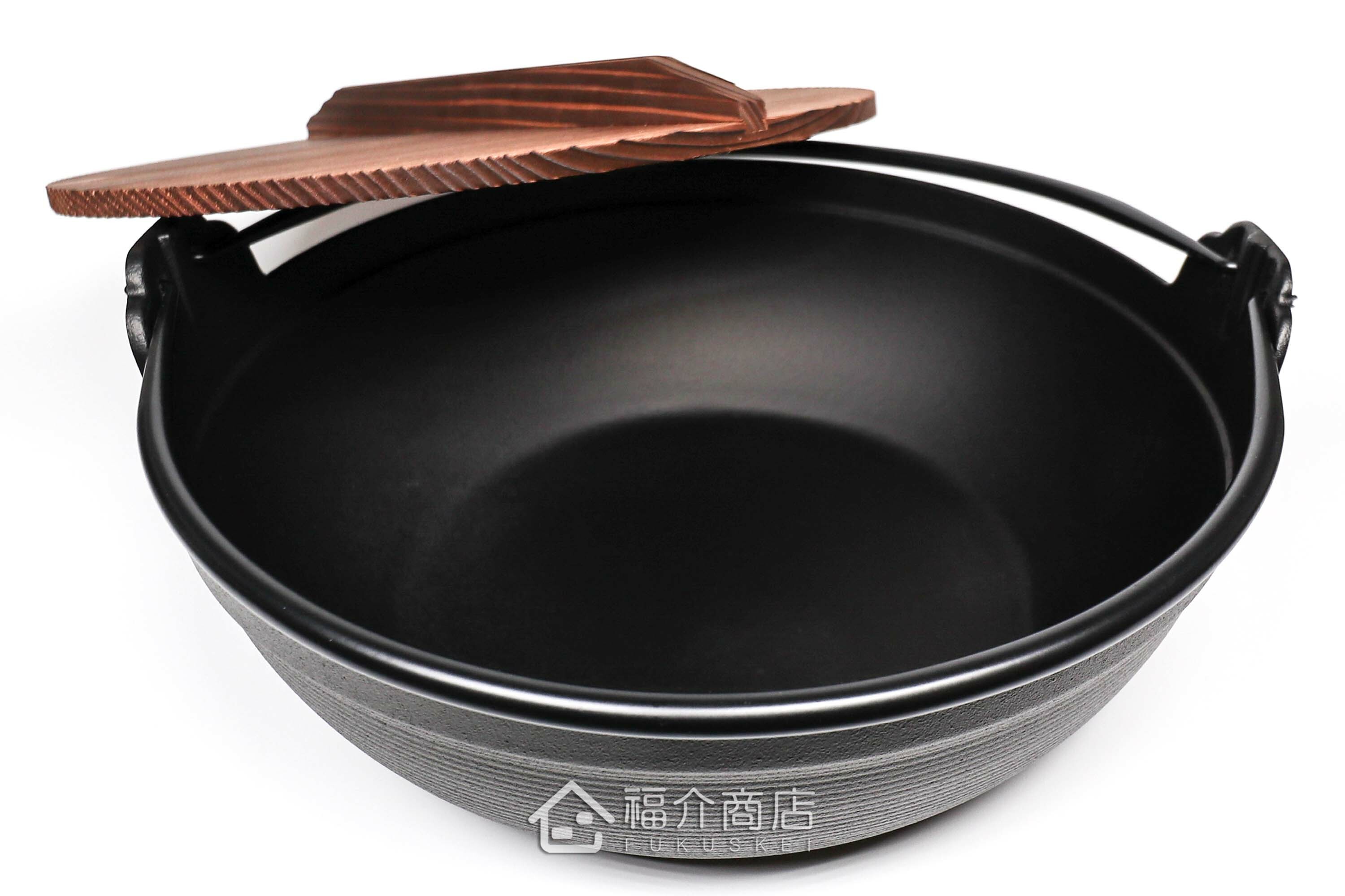 煮火鍋或湯的黑色鑄鐵鍋