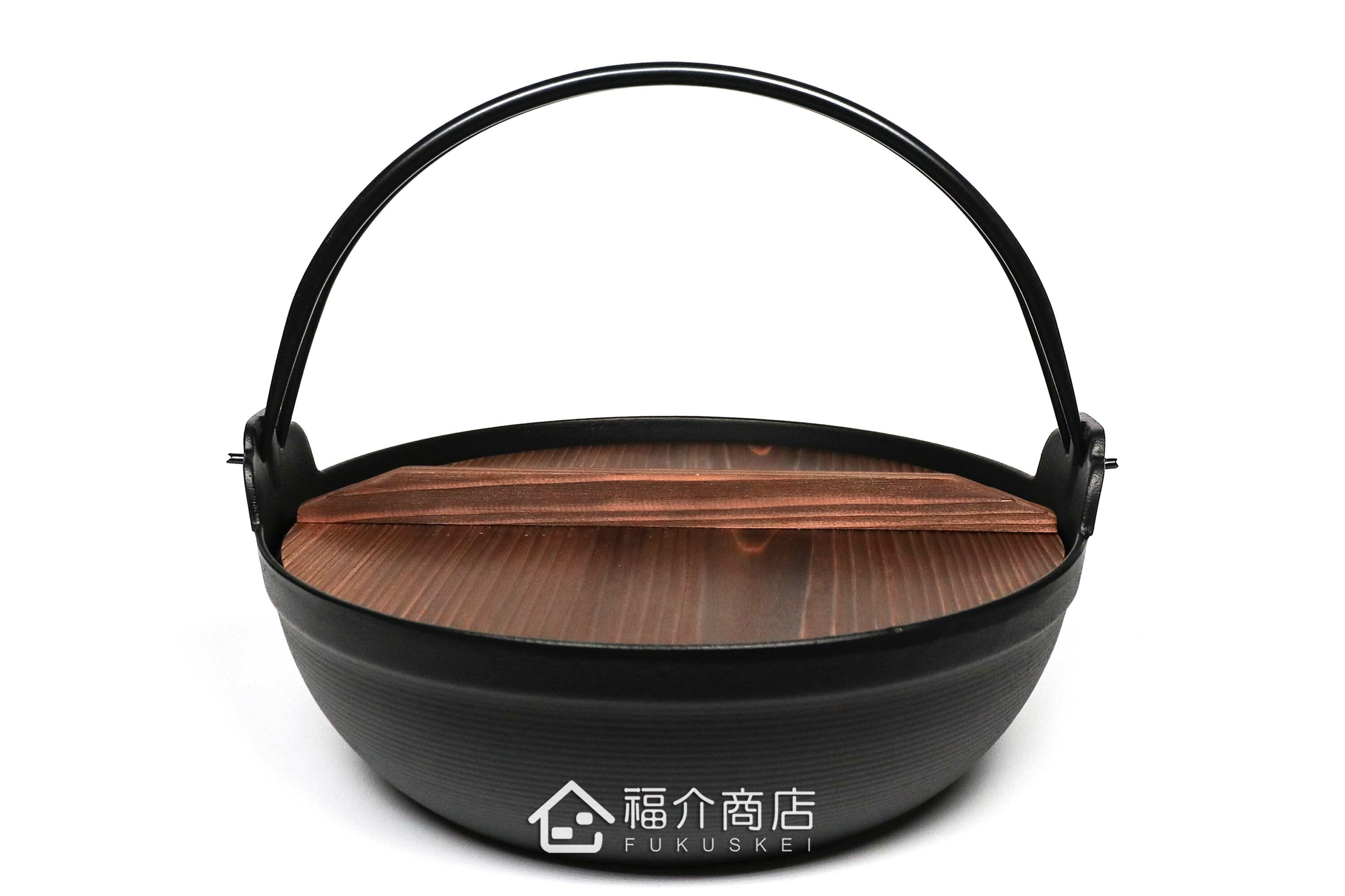 煮火鍋或湯的黑色鑄鐵鍋