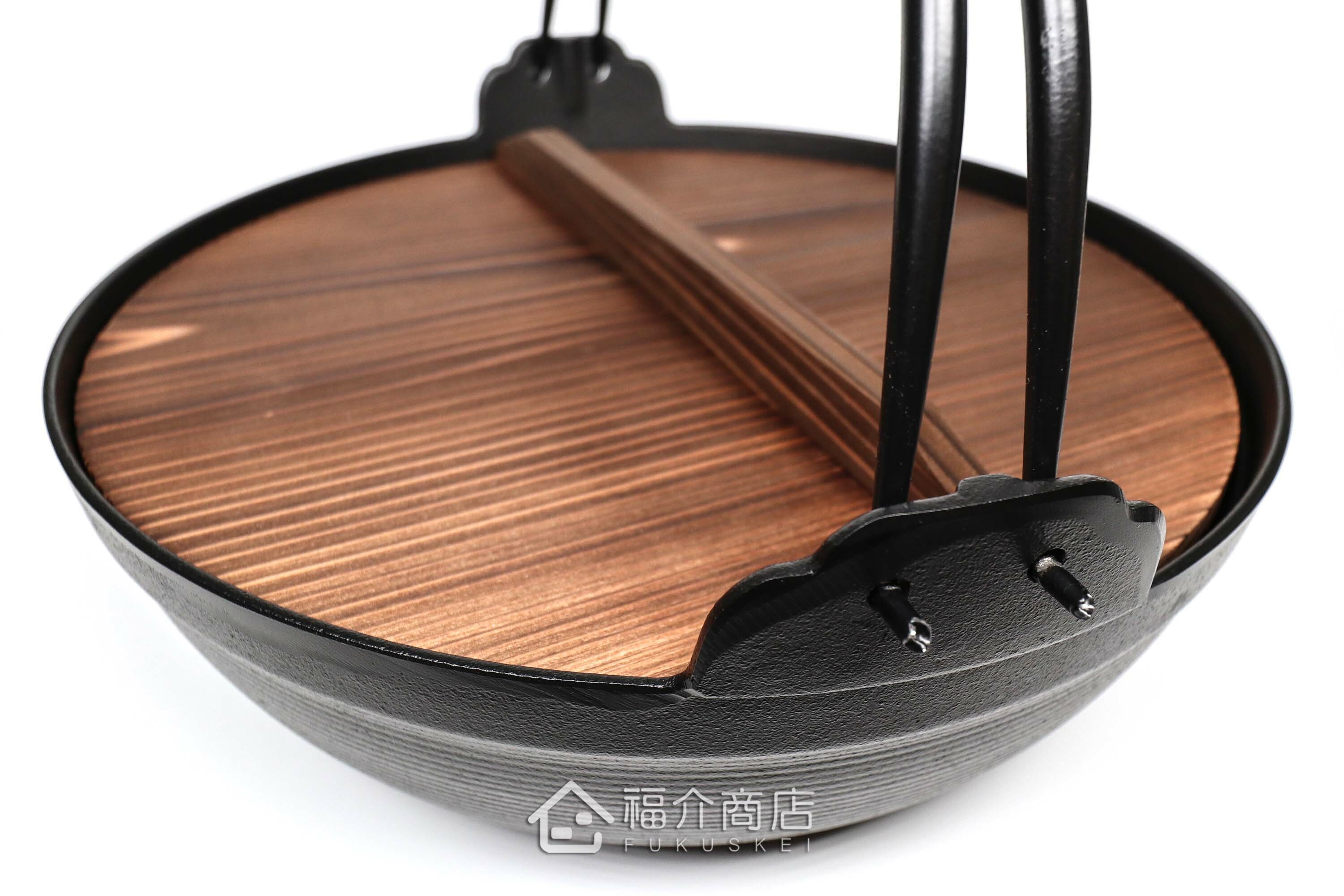 煮火鍋或湯的黑色鑄鐵鍋