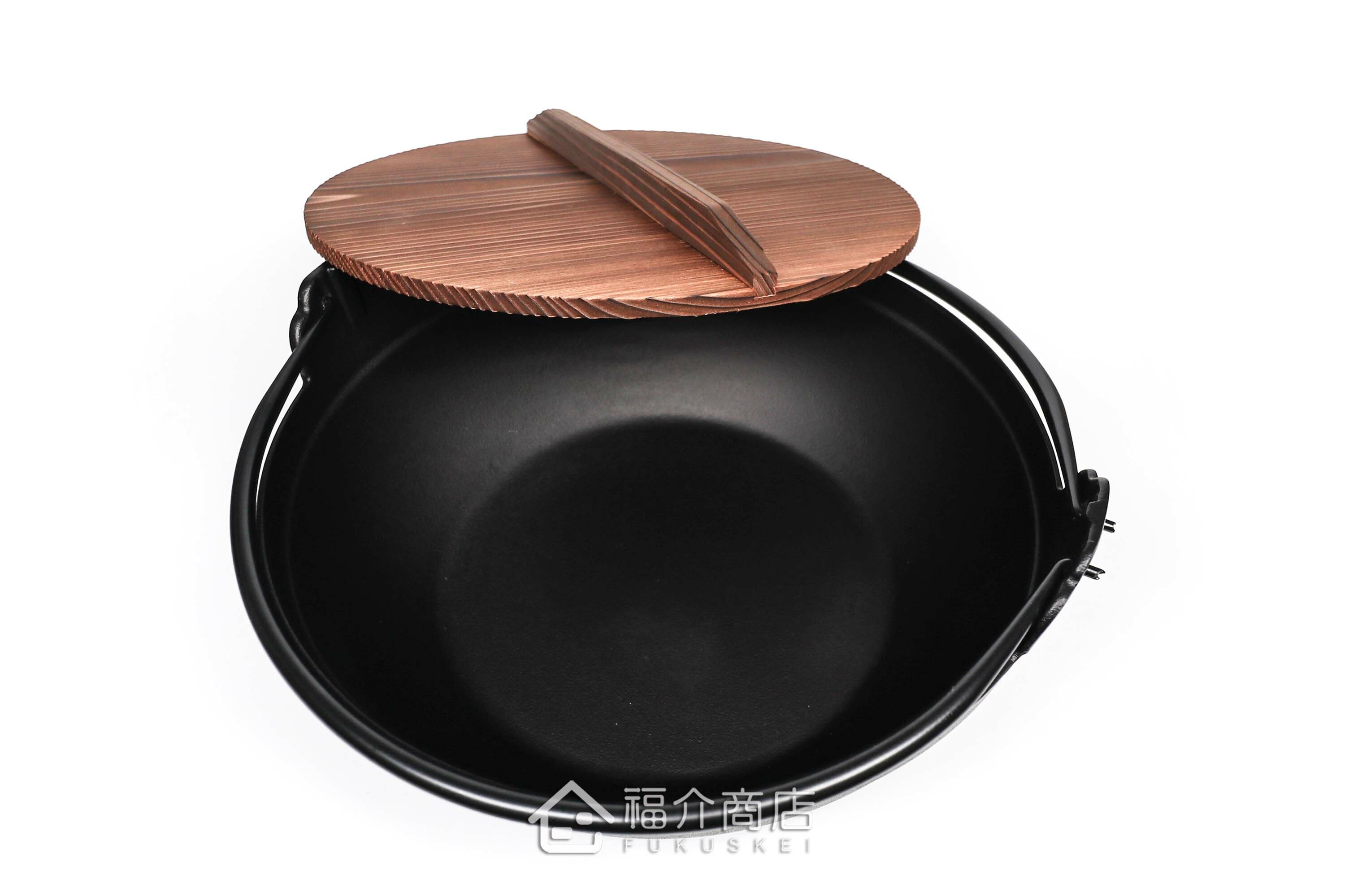 煮火鍋或湯的黑色鑄鐵鍋