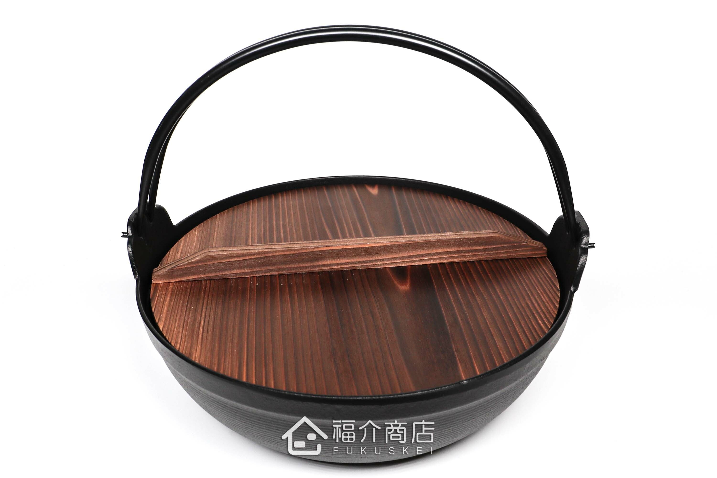 煮火鍋或湯的黑色鑄鐵鍋