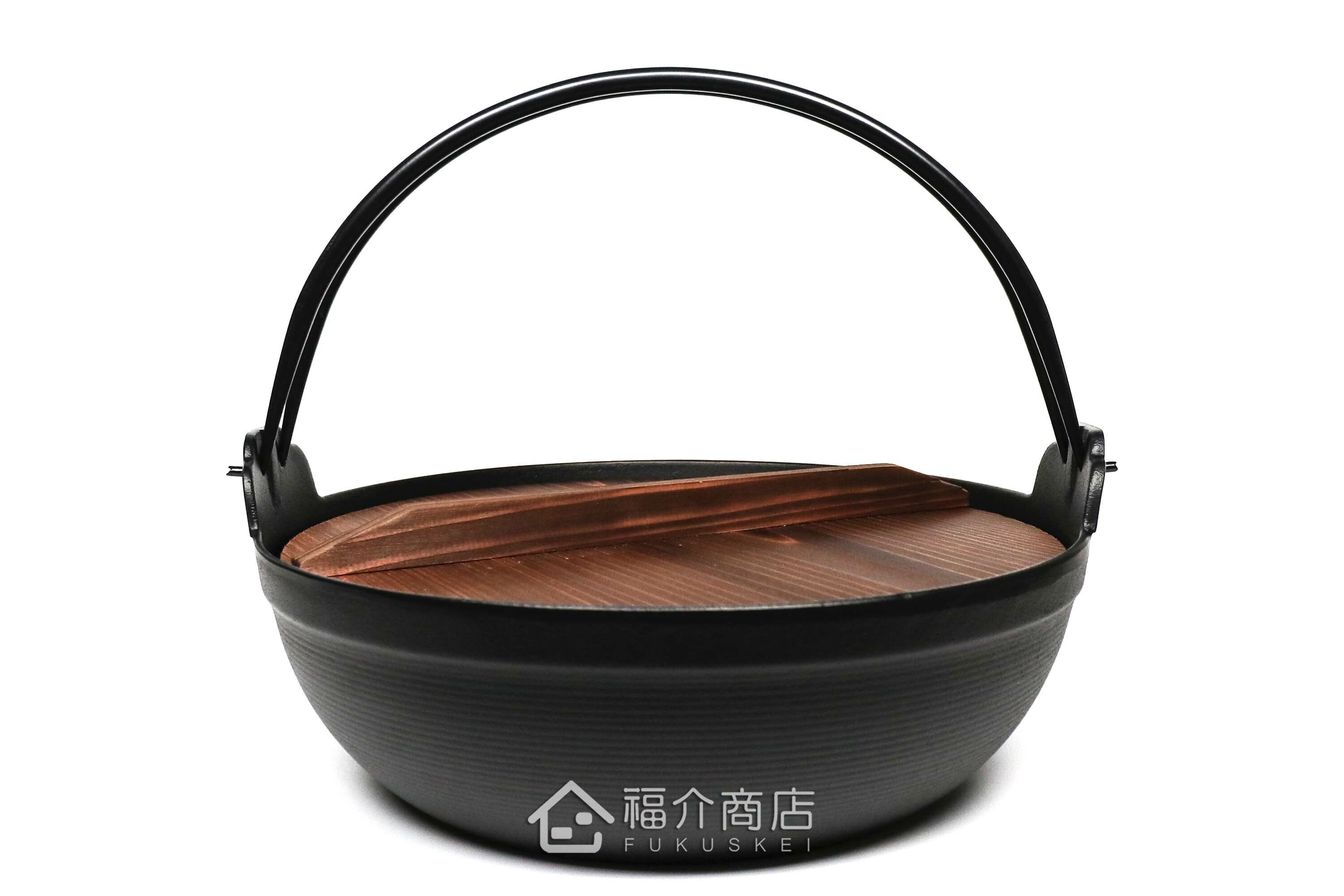 煮火鍋或湯的黑色鑄鐵鍋