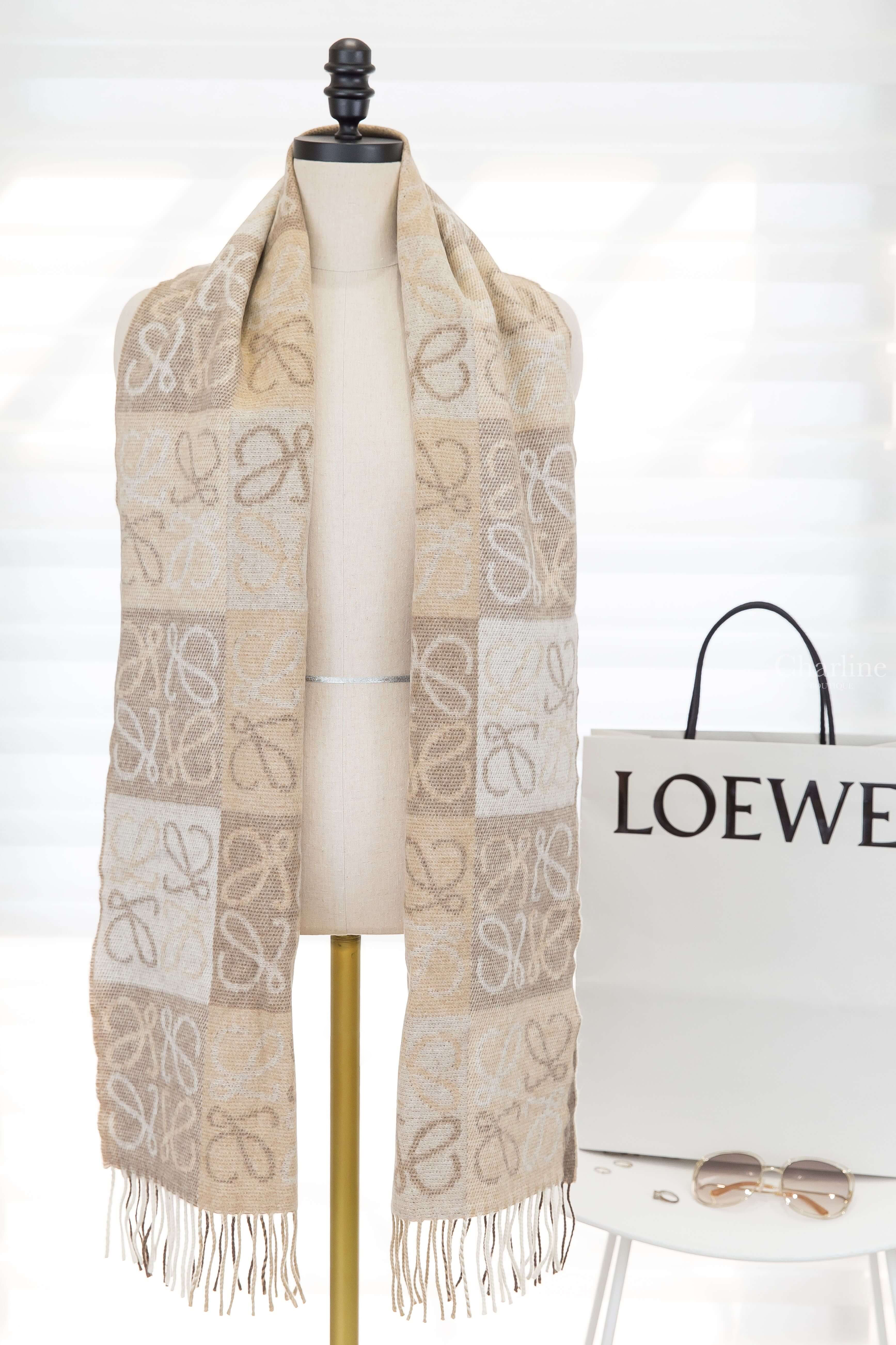 Loewe Anagram Scarf In Wool And Cashmere 白色/淺褐色滿版方格Logo雙面喀什米爾混羊毛流蘇圍巾-Charline Boutique 精品代購