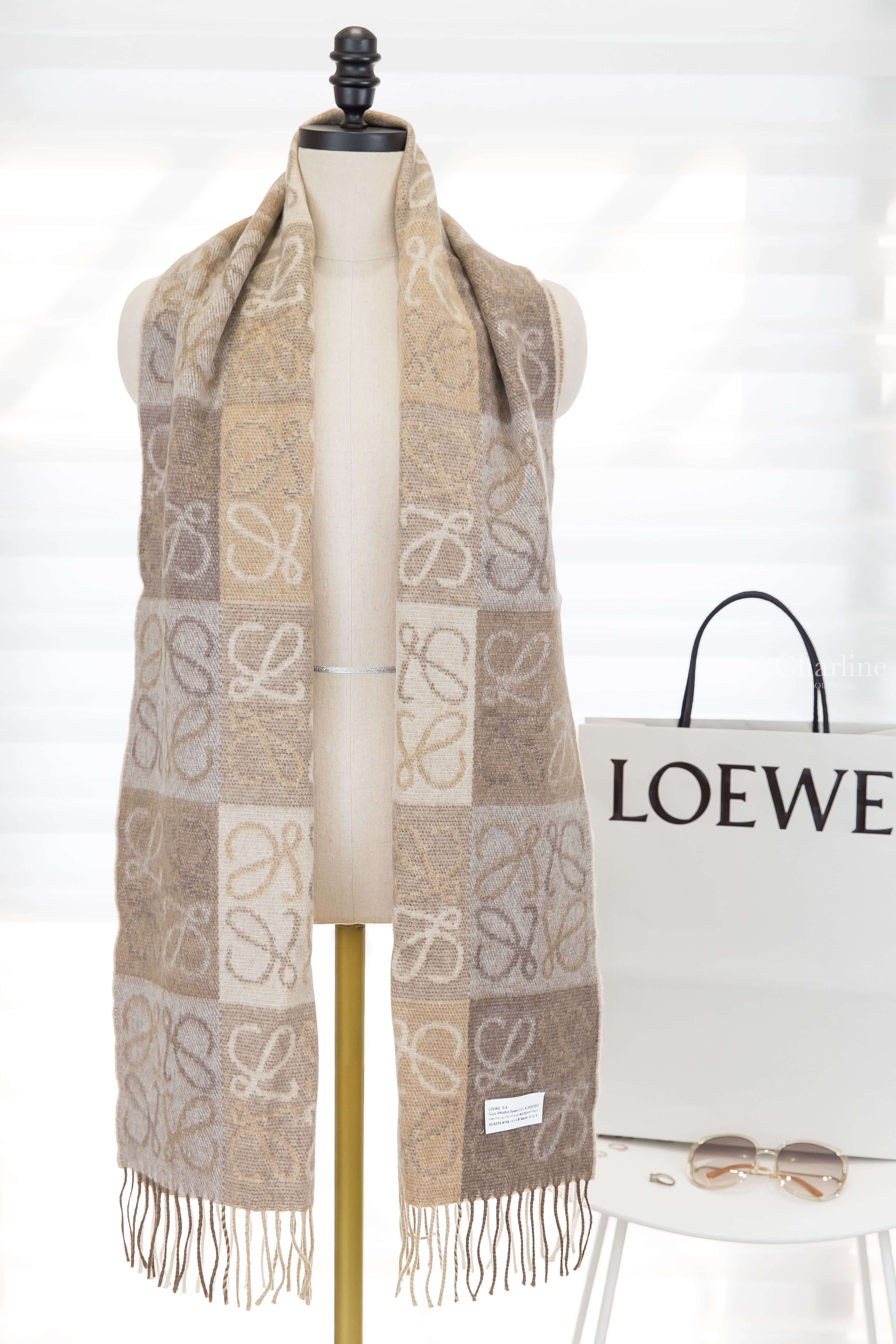 Loewe Anagram Scarf In Wool And Cashmere 白色/淺褐色滿版方格Logo雙面喀什米爾混羊毛流蘇圍巾-Charline Boutique 精品代購