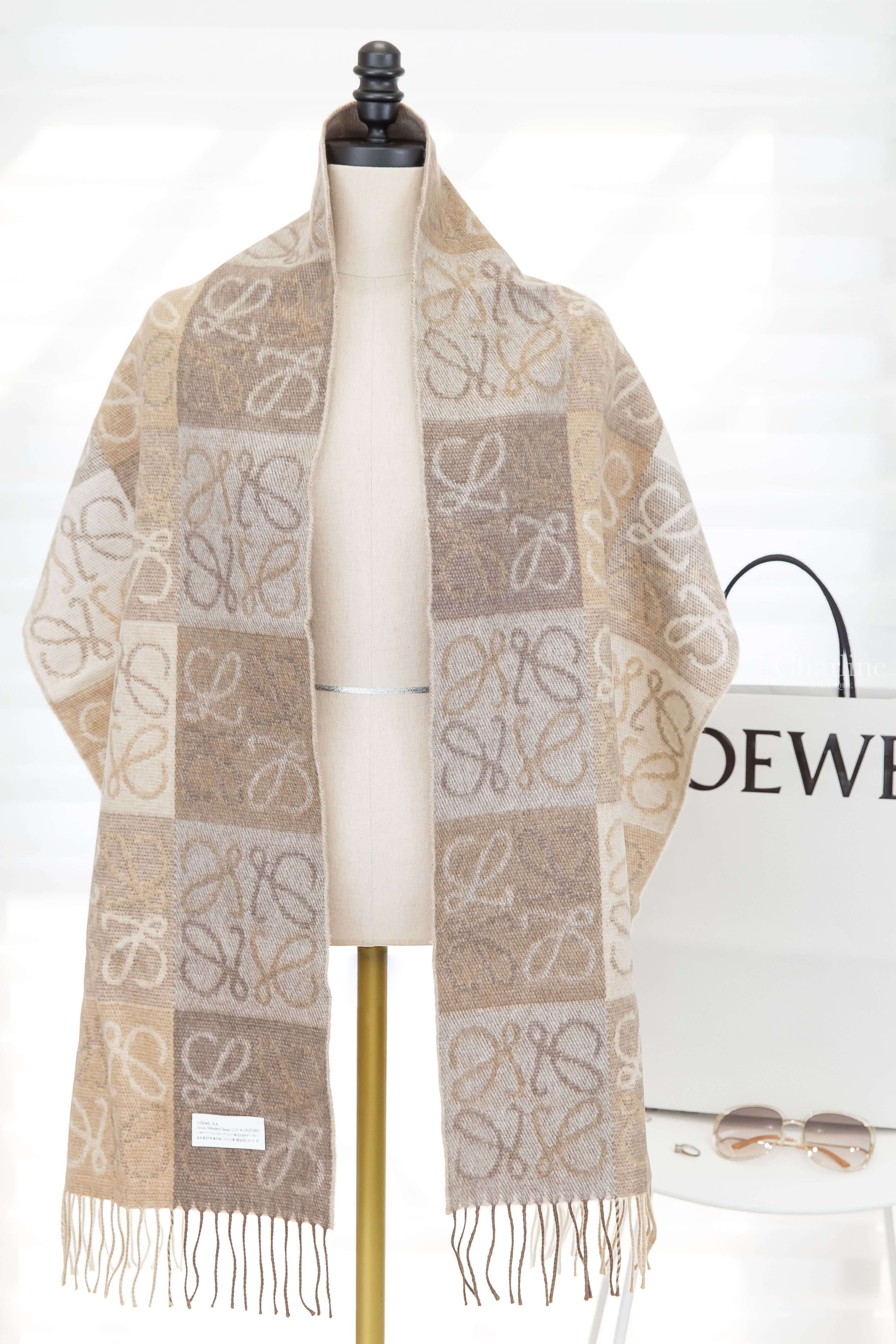 Loewe Anagram Scarf In Wool And Cashmere 白色/淺褐色滿版方格Logo雙面喀什米爾混羊毛流蘇圍巾-Charline Boutique 精品代購