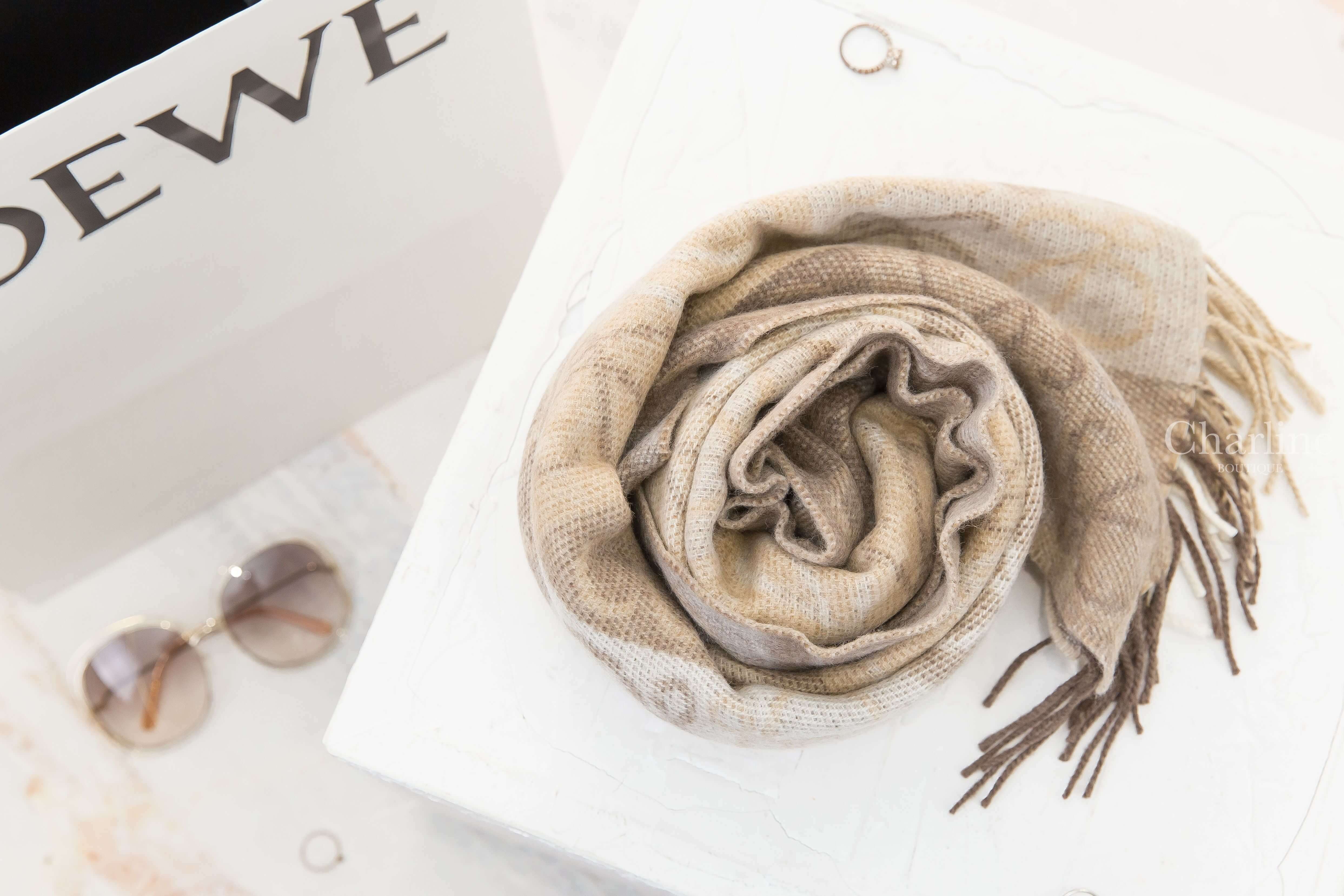 Loewe Anagram Scarf In Wool And Cashmere 白色/淺褐色滿版方格Logo雙面喀什米爾混羊毛流蘇圍巾-Charline Boutique 精品代購