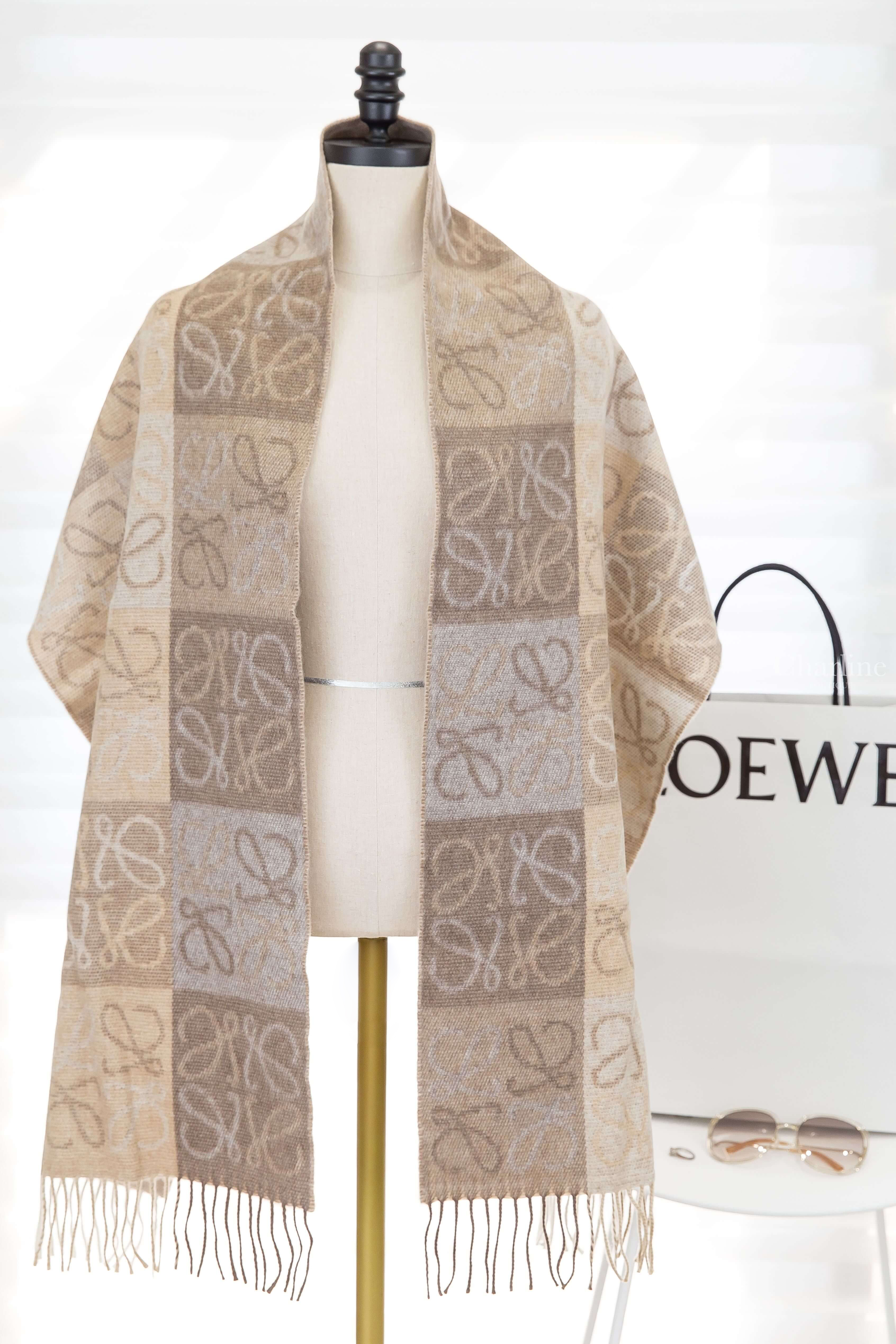 Loewe Anagram Scarf In Wool And Cashmere 白色/淺褐色滿版方格Logo雙面喀什米爾混羊毛流蘇圍巾-Charline Boutique 精品代購