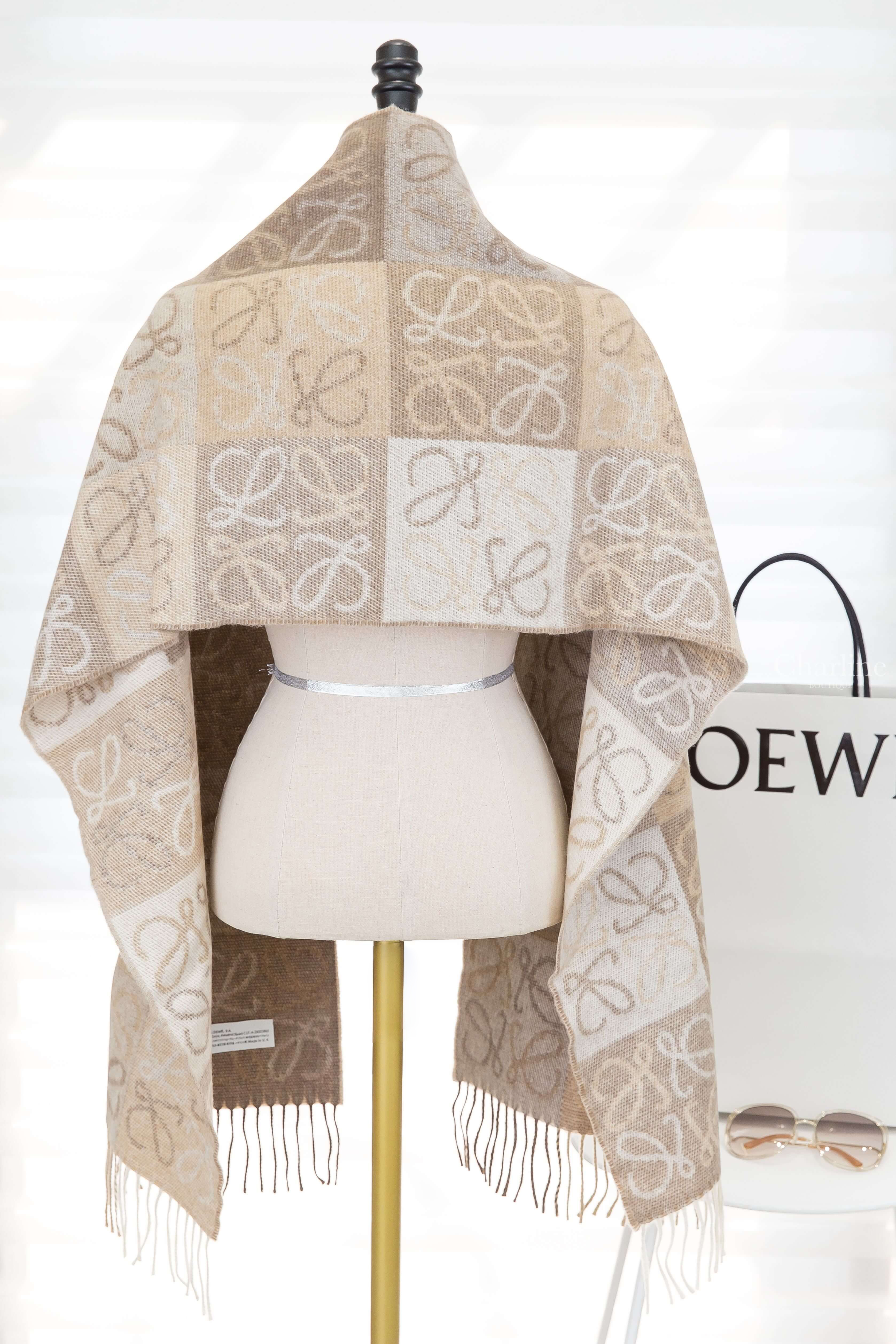 Loewe Anagram Scarf In Wool And Cashmere 白色/淺褐色滿版方格Logo雙面喀什米爾混羊毛流蘇圍巾-Charline Boutique 精品代購