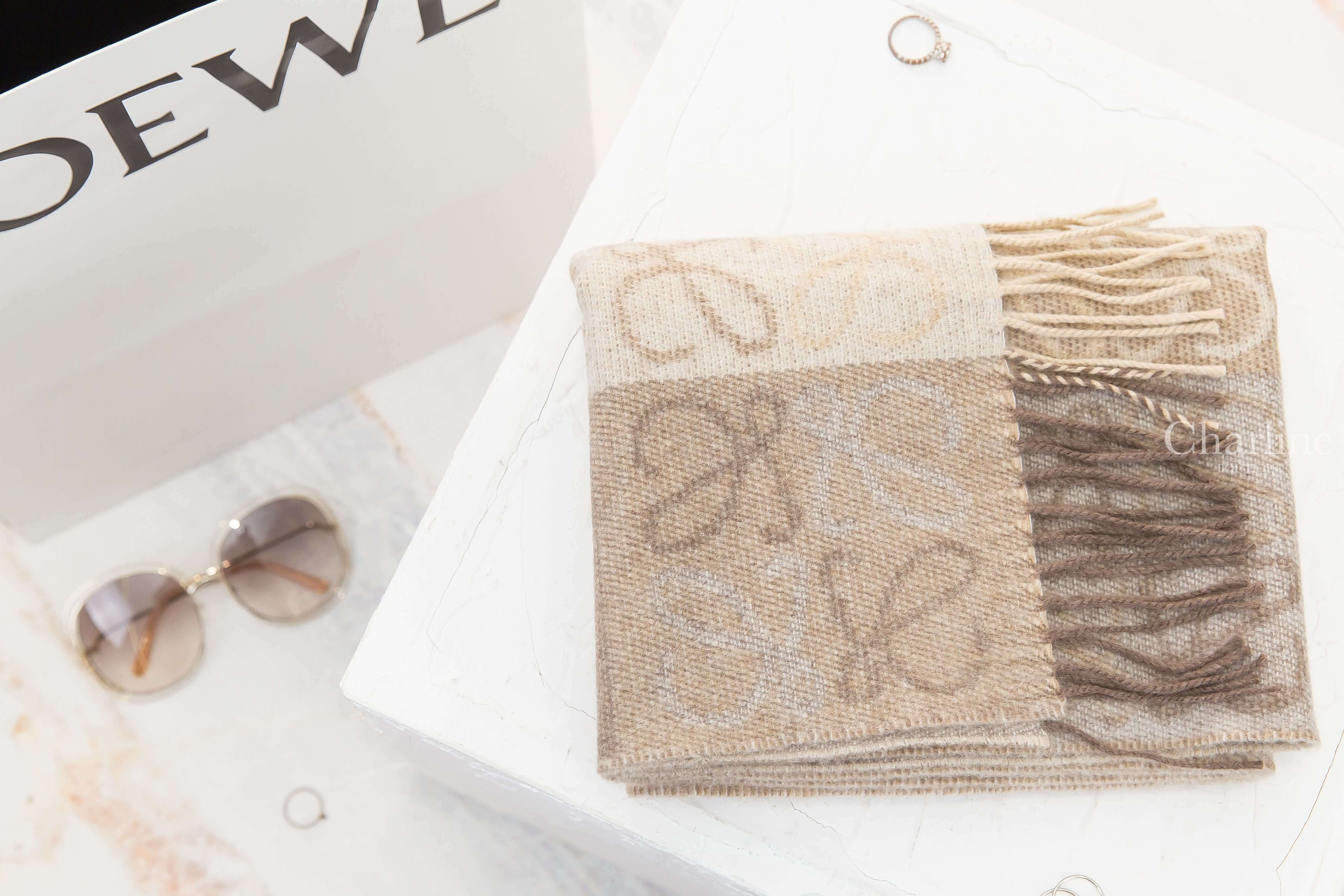 Loewe Anagram Scarf In Wool And Cashmere 白色/淺褐色滿版方格Logo雙面喀什米爾混羊毛流蘇圍巾-Charline Boutique 精品代購