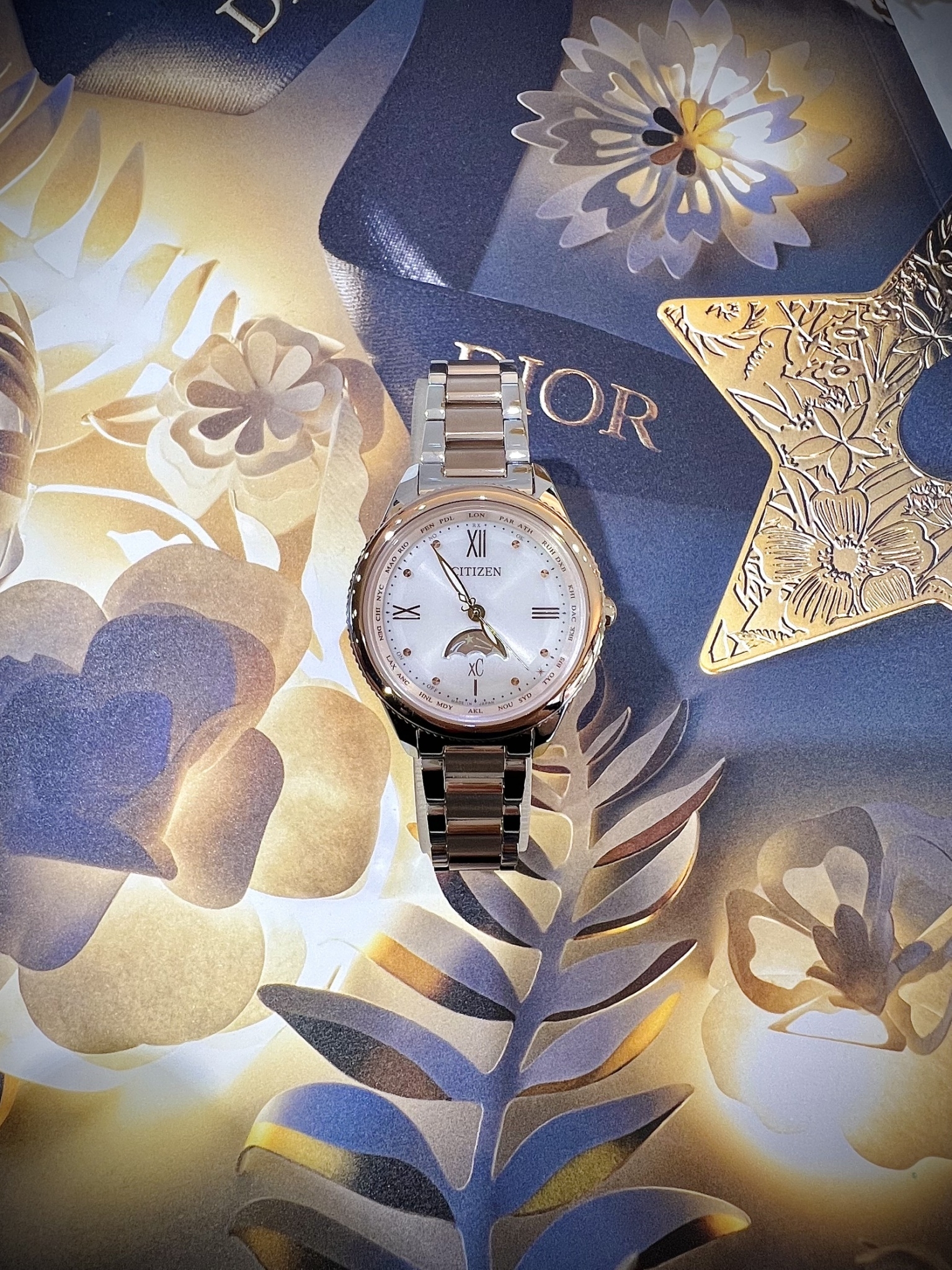 【CITIZEN 星辰】XC系列 典雅極致月相電波鈦金屬腕錶 EE1005-54W (29mm) 現代鐘錶