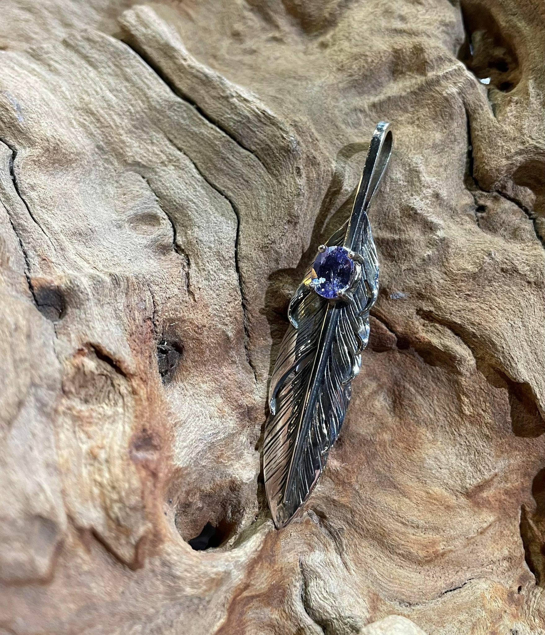 Black Venom Jewelry-Freedom & Prayer M(6cm)鑲坦桑石(Tanzanite)銀羽。