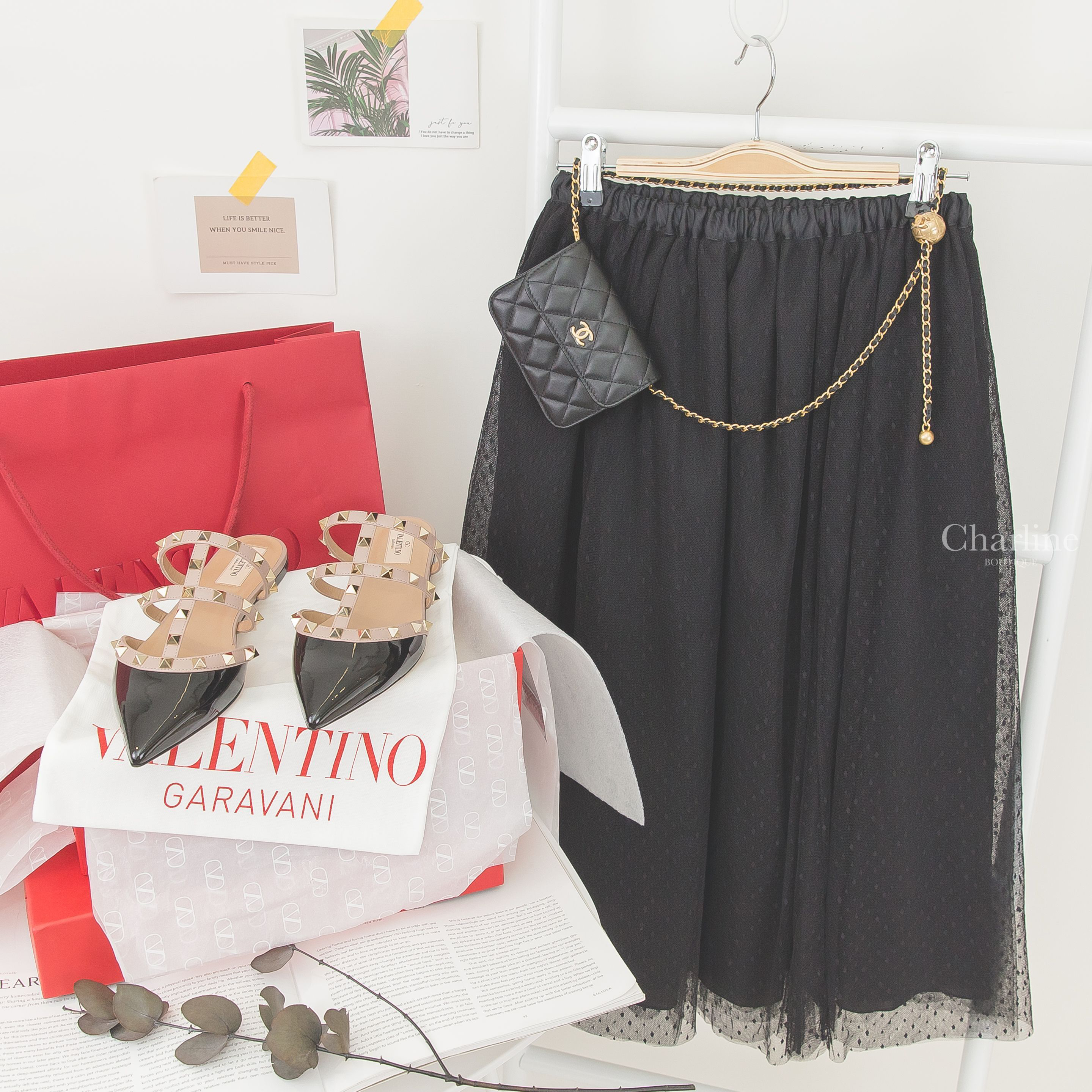 Valentino Rockstud Mule 黑色漆皮龐克卯釘尖頭穆勒鞋,Chanel Flap Coin Purse With Chain 黑色金CC金色小珠鍊帶小羊皮菱格紋零錢包-Charline Boutique 精品代購