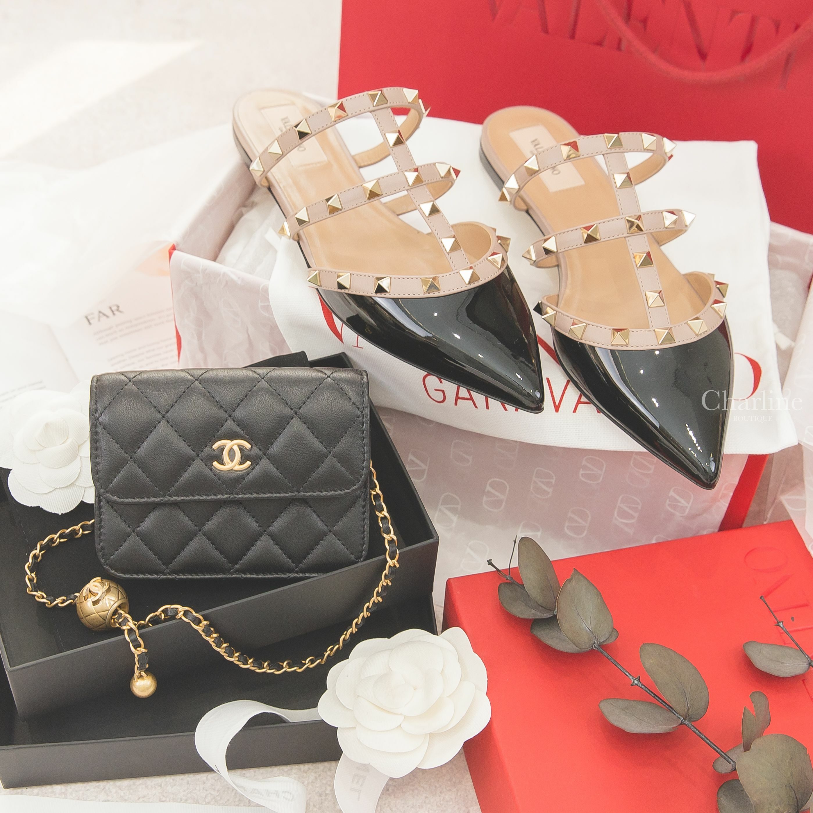 Valentino Rockstud Mule 黑色漆皮龐克卯釘尖頭穆勒鞋,Chanel Flap Coin Purse With Chain 黑色金CC金色小珠鍊帶小羊皮菱格紋零錢包-Charline Boutique 精品代購