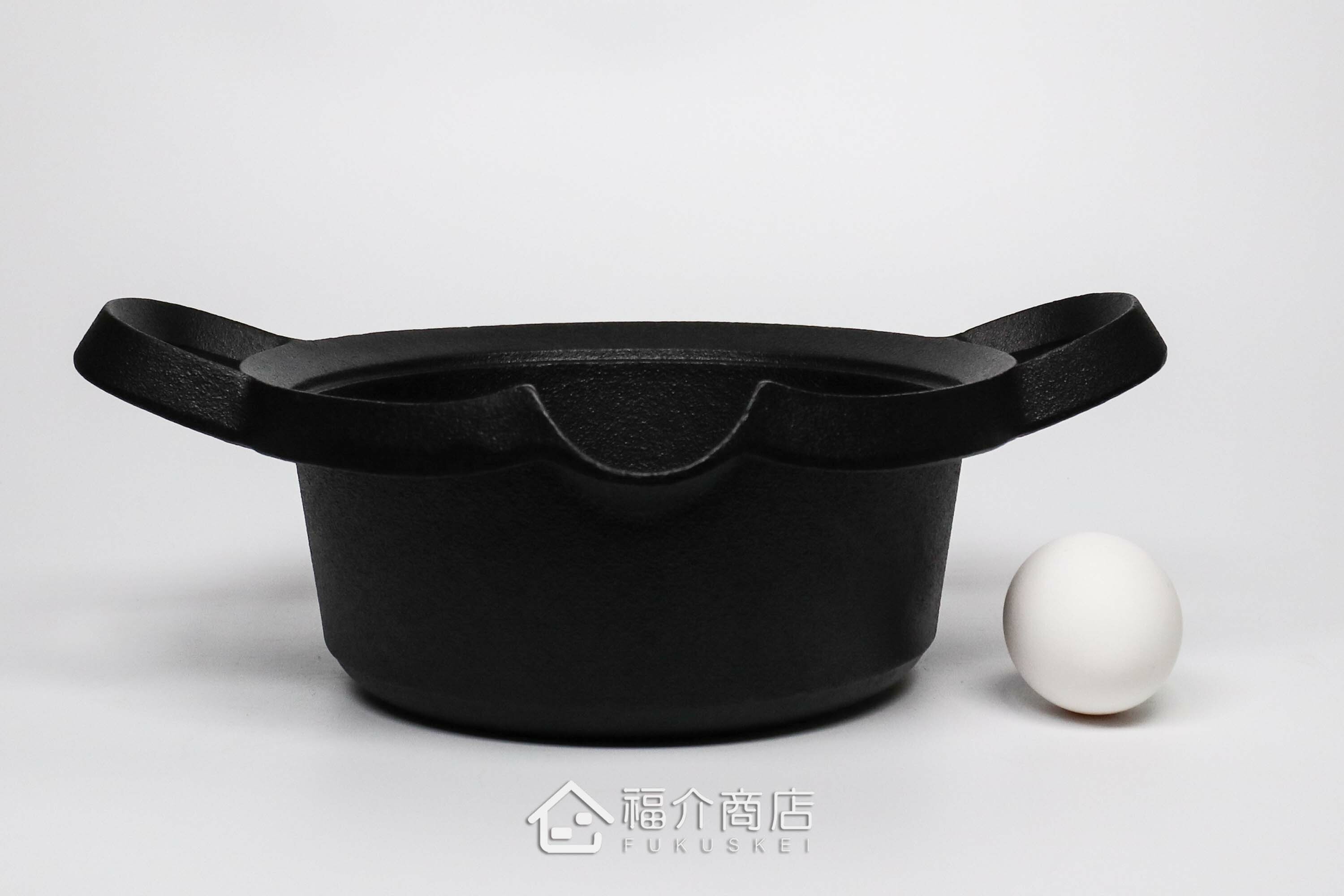 油炸用的鑄鐵鍋與雞蛋