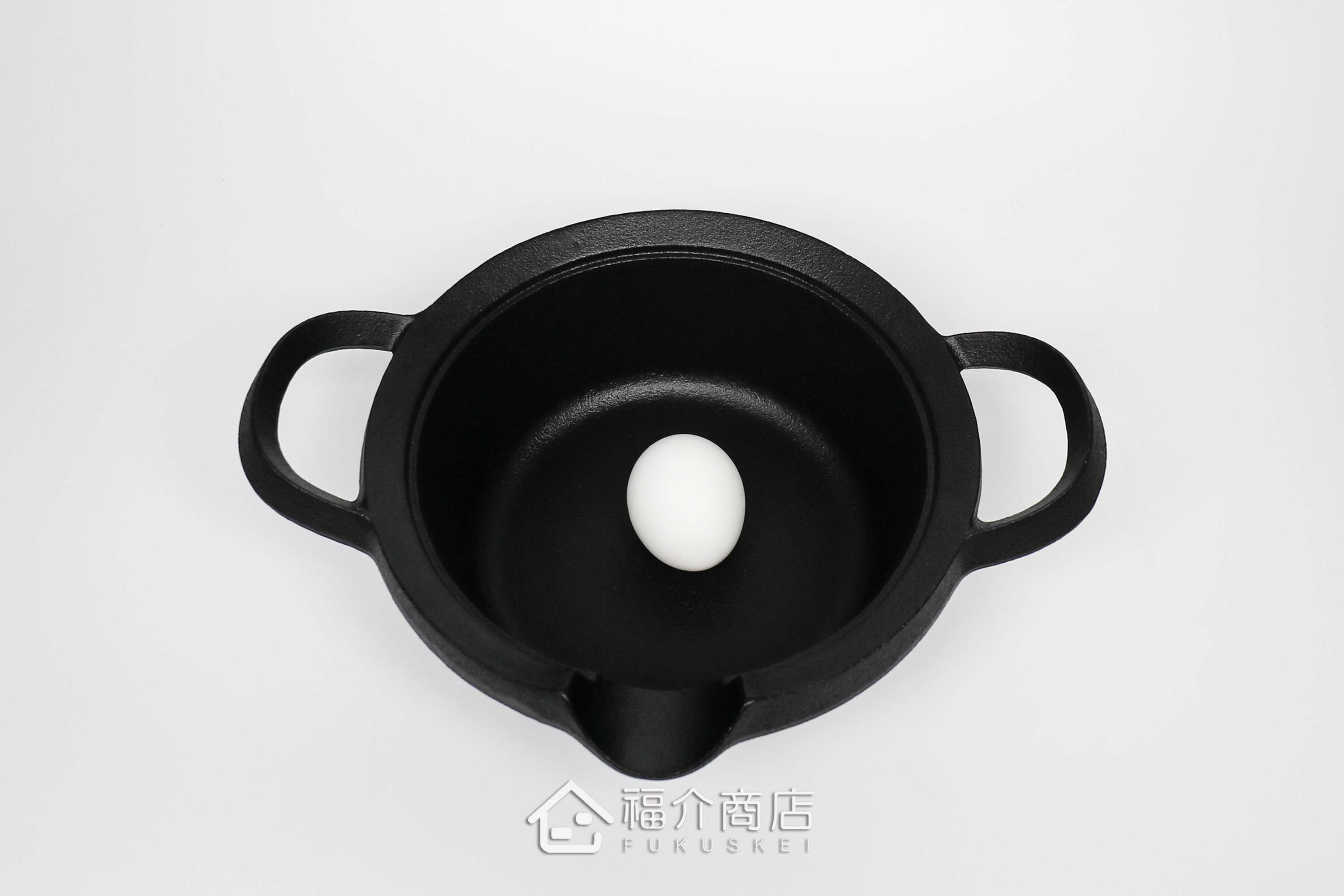 油炸用的鑄鐵鍋與雞蛋