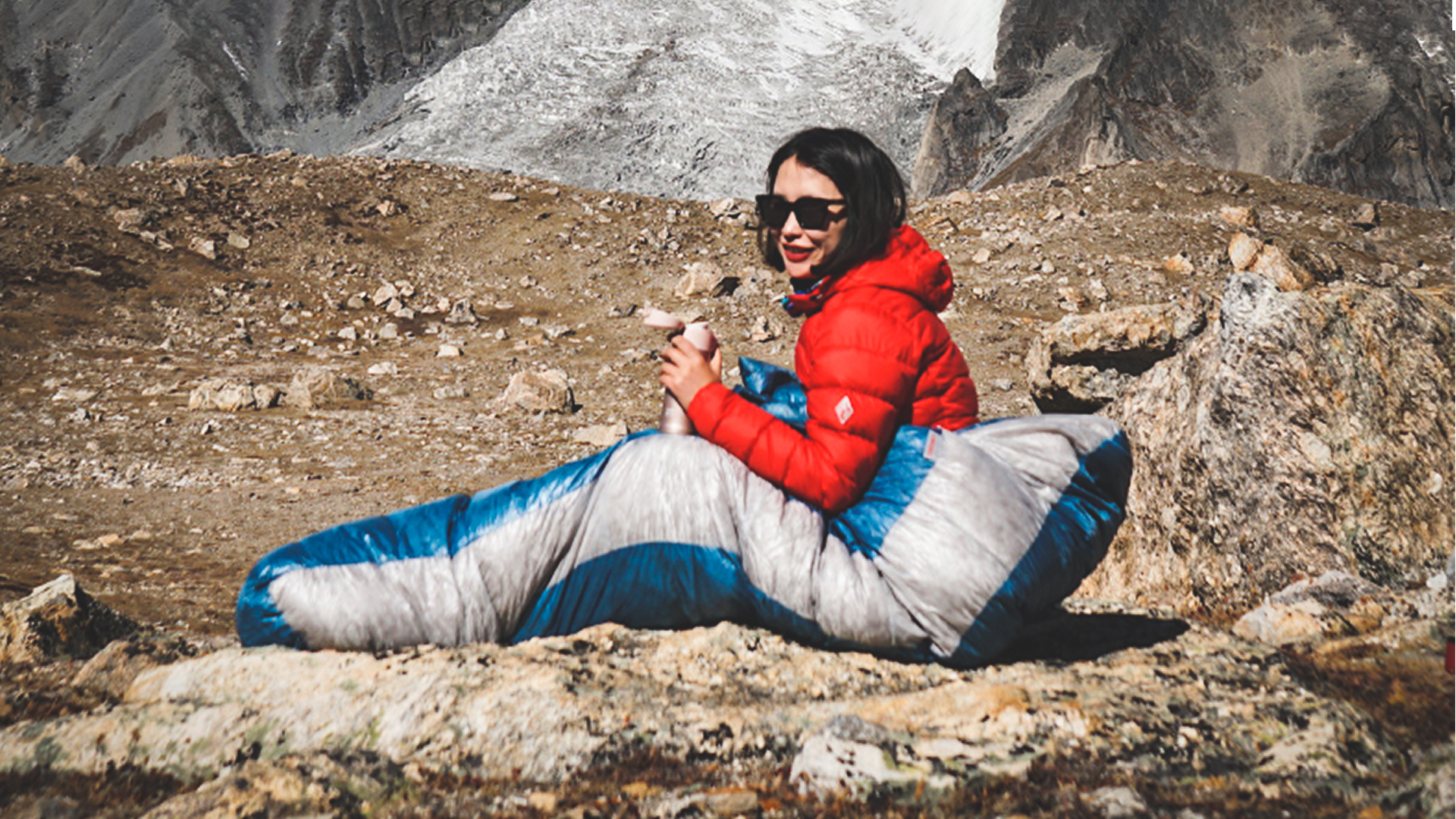 在岩石中露營，藍灰色的黑冰睡袋。台灣台北的露營中毒本鋪販賣的黑冰睡袋。