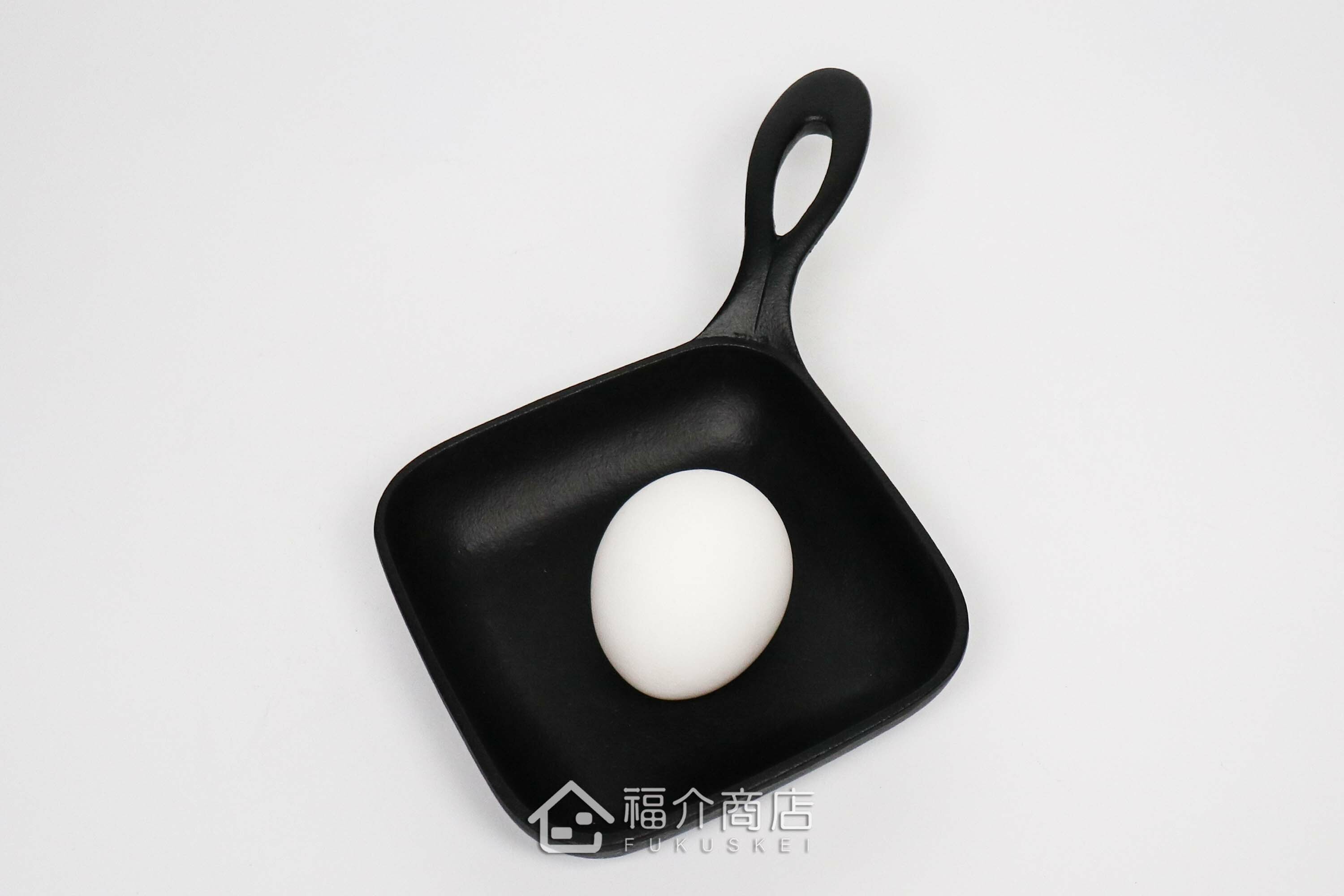 煎蛋的鑄鐵鍋與雞蛋