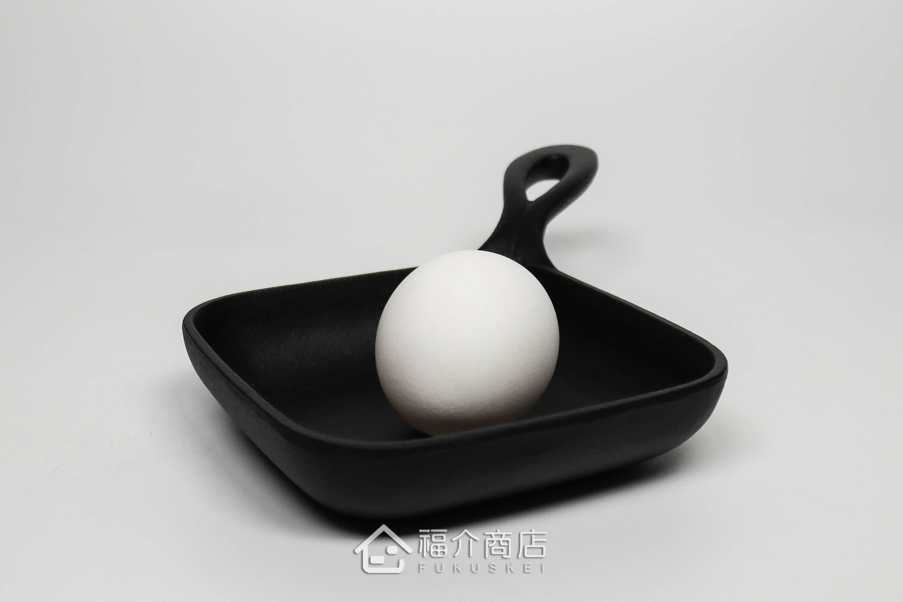 煎蛋的鑄鐵鍋與雞蛋