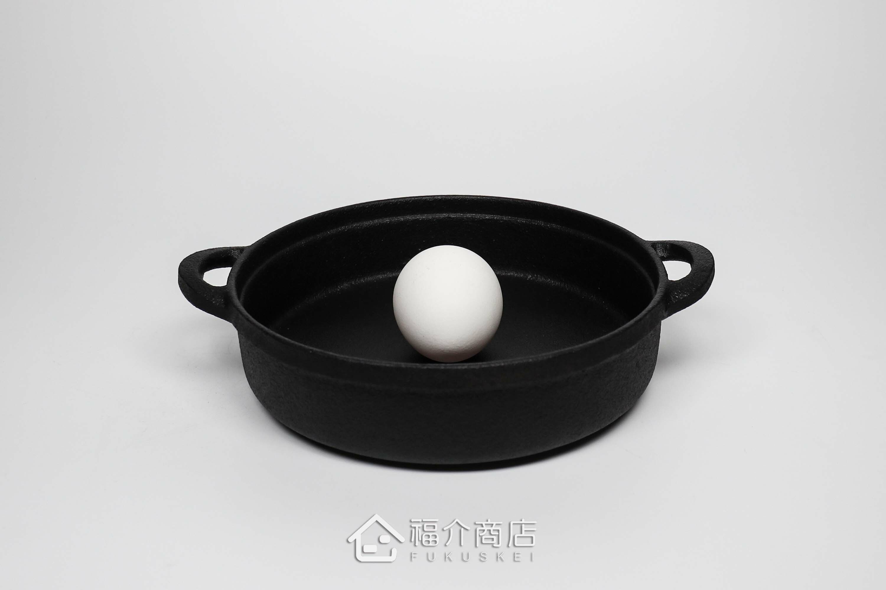 黑色鑄鐵製的壽喜鍋與雞蛋