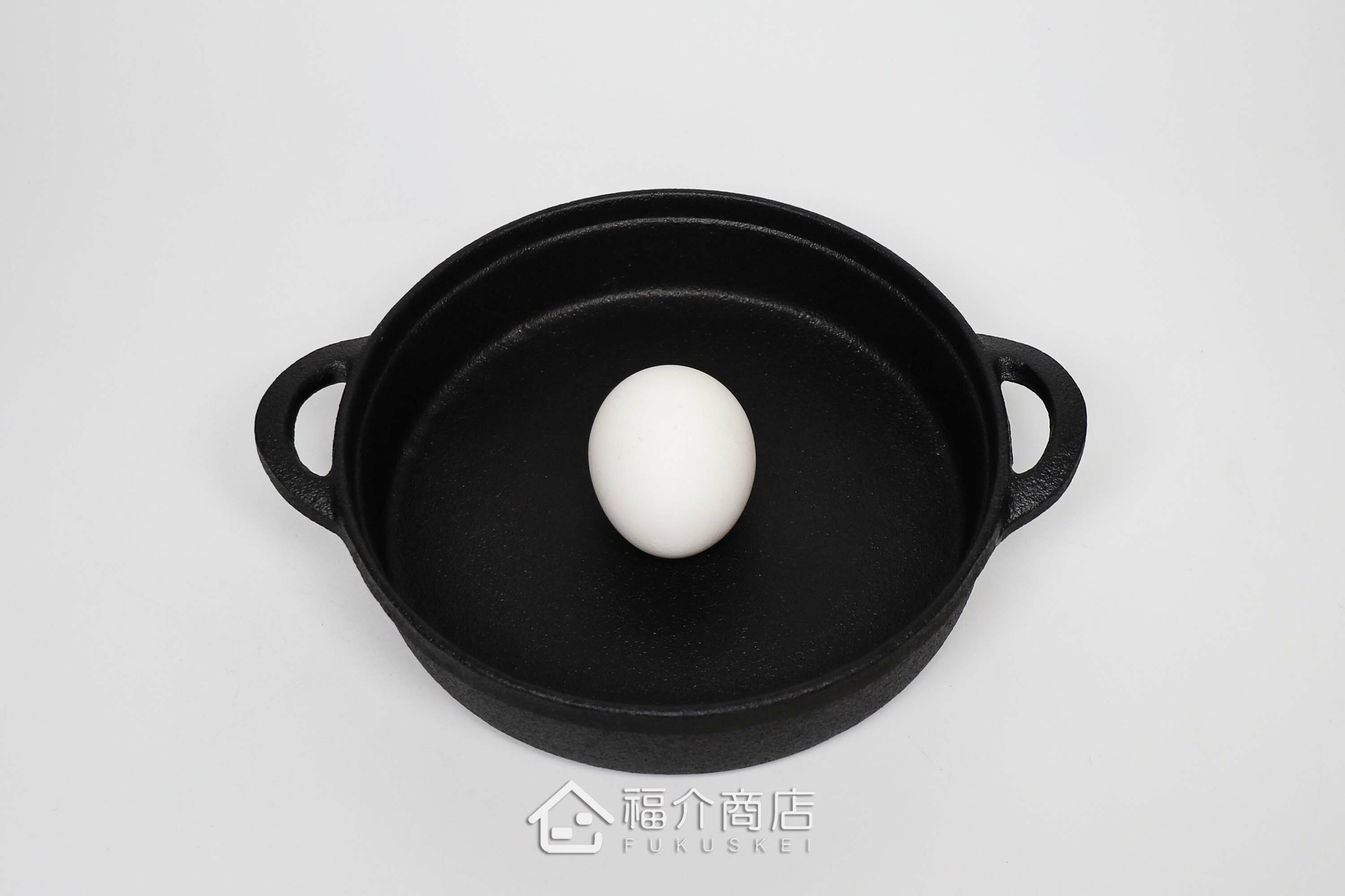 黑色鑄鐵製的壽喜鍋與雞蛋