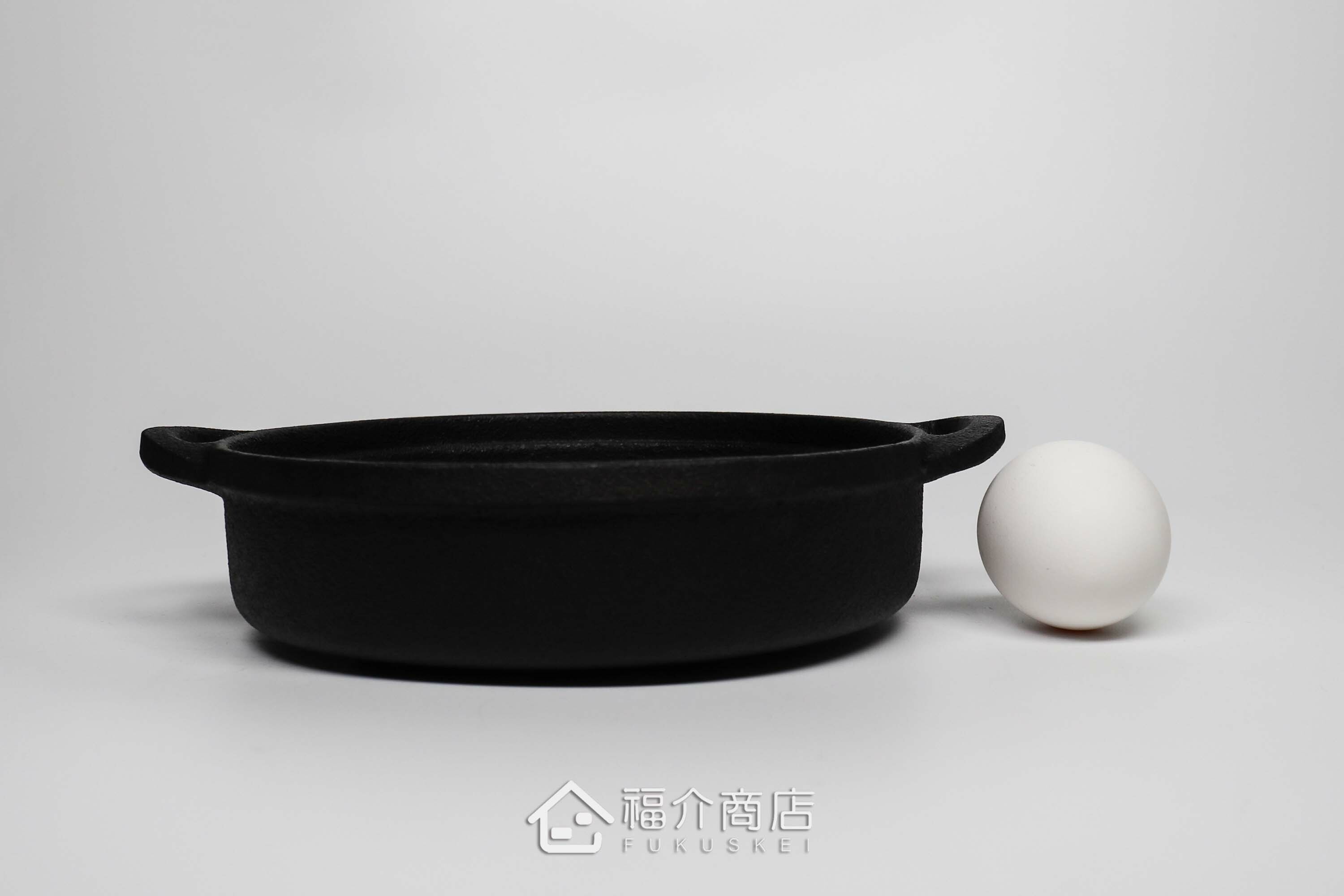 黑色鑄鐵製的壽喜鍋與雞蛋