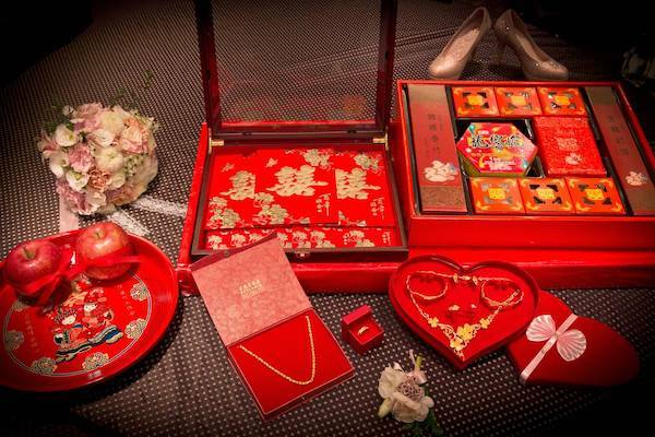 在華人文化中，準備結婚金飾的習俗意義是什麼？