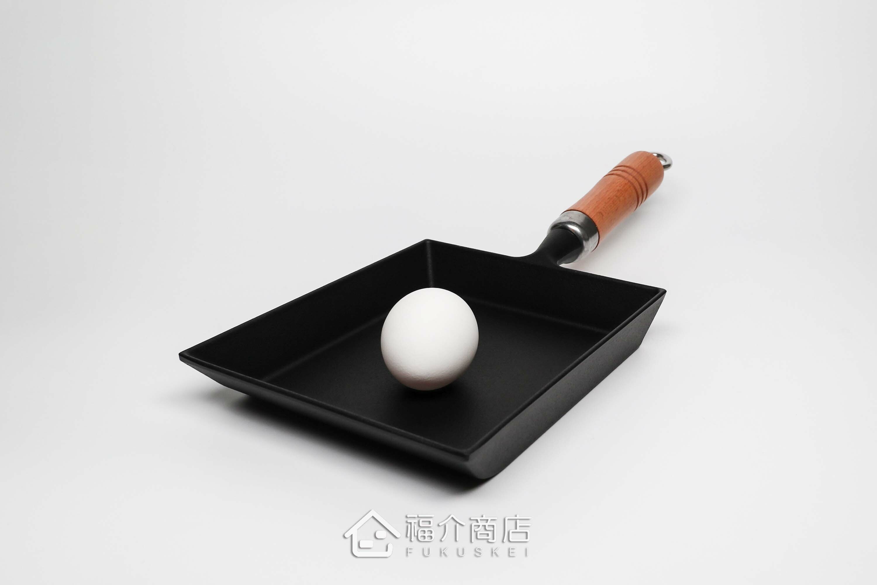 煎蛋用的鑄鐵平底鍋與雞蛋