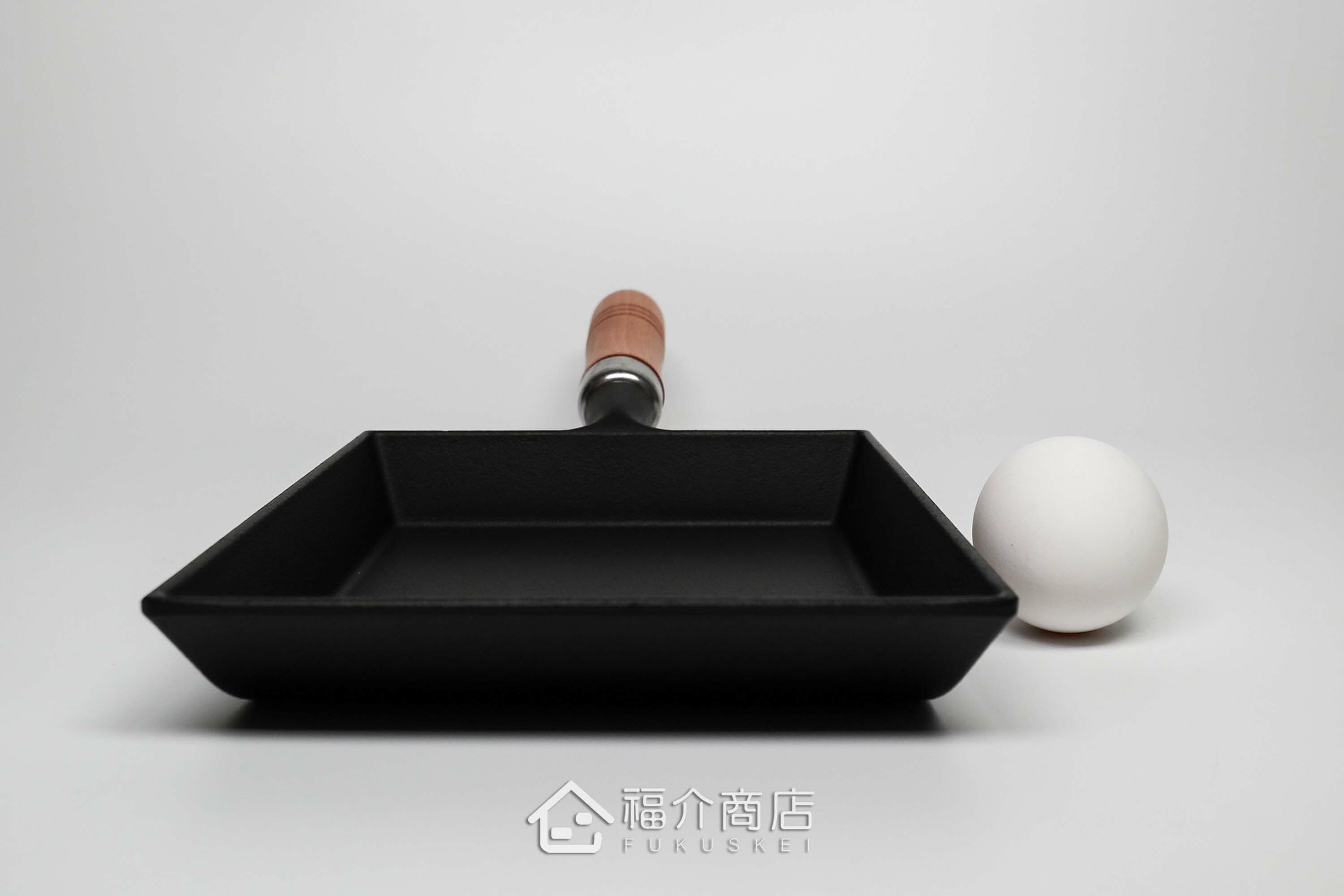 煎蛋用的鑄鐵平底鍋與雞蛋