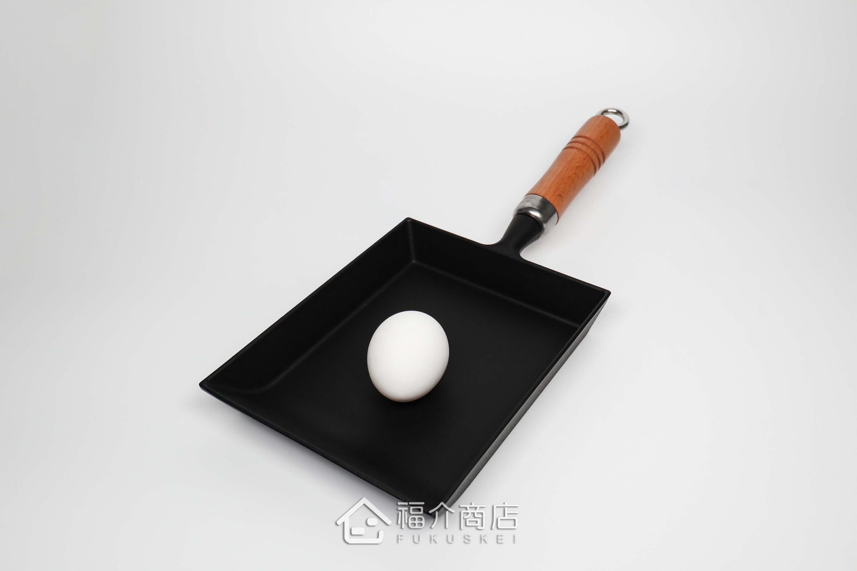 煎蛋用的鑄鐵平底鍋與雞蛋