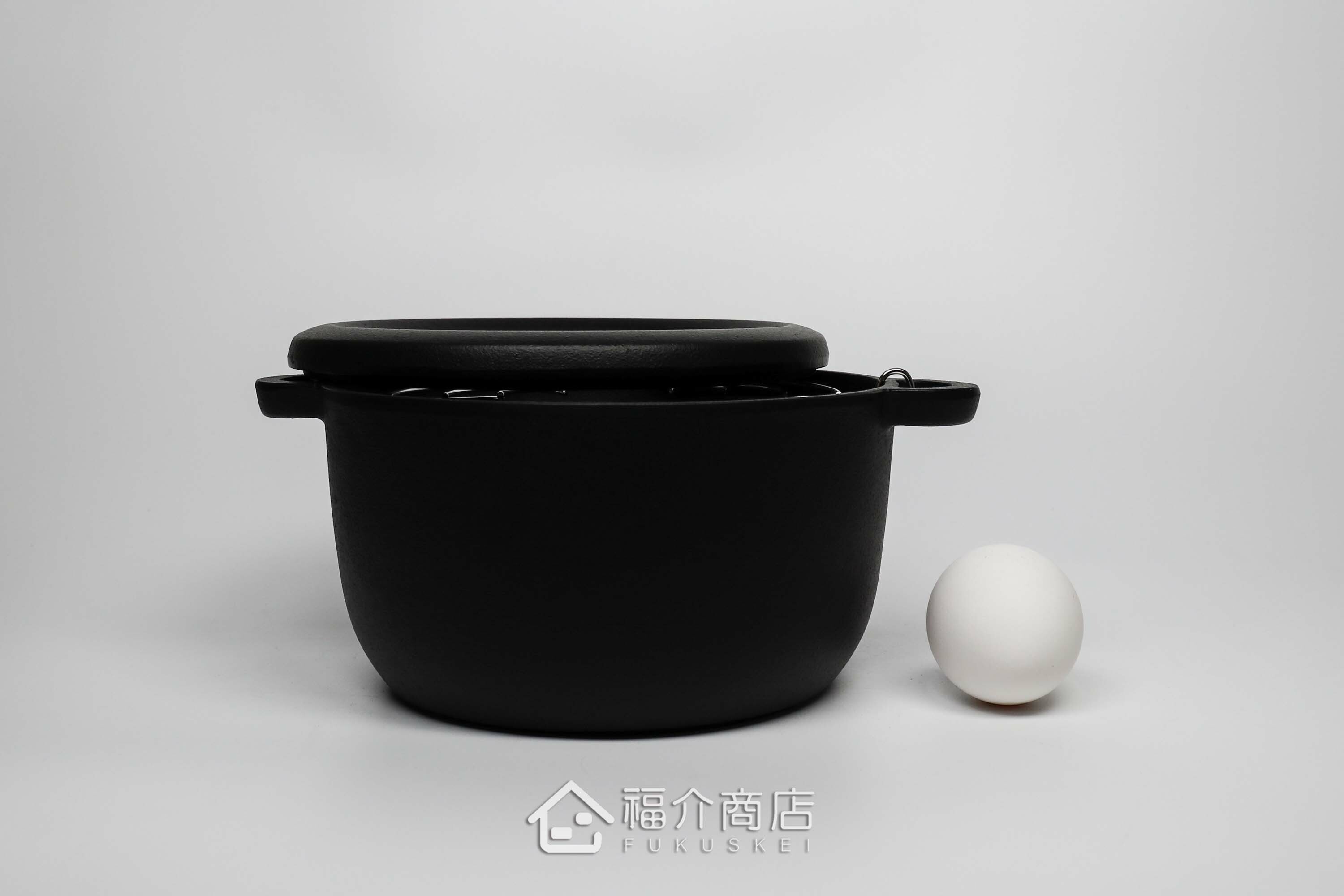 油炸用黑色鑄鐵鍋與雞蛋