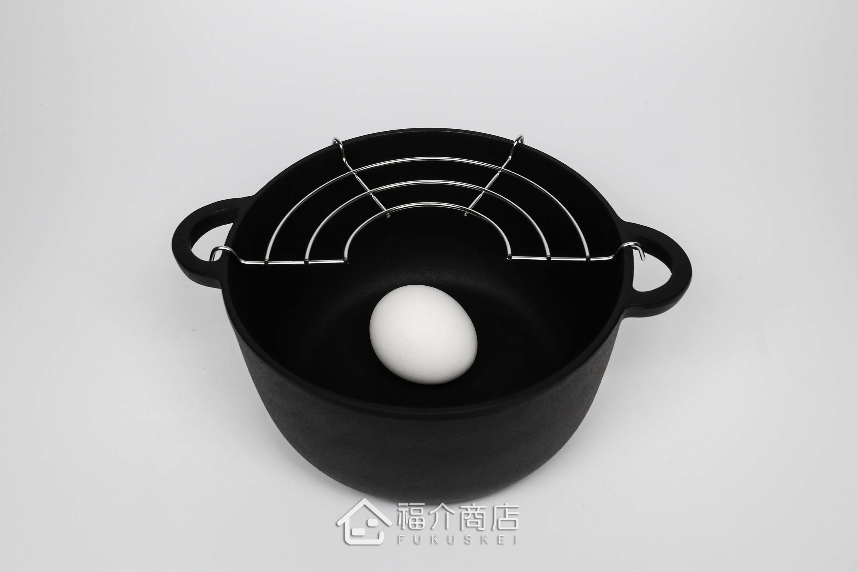 油炸用黑色鑄鐵鍋與雞蛋