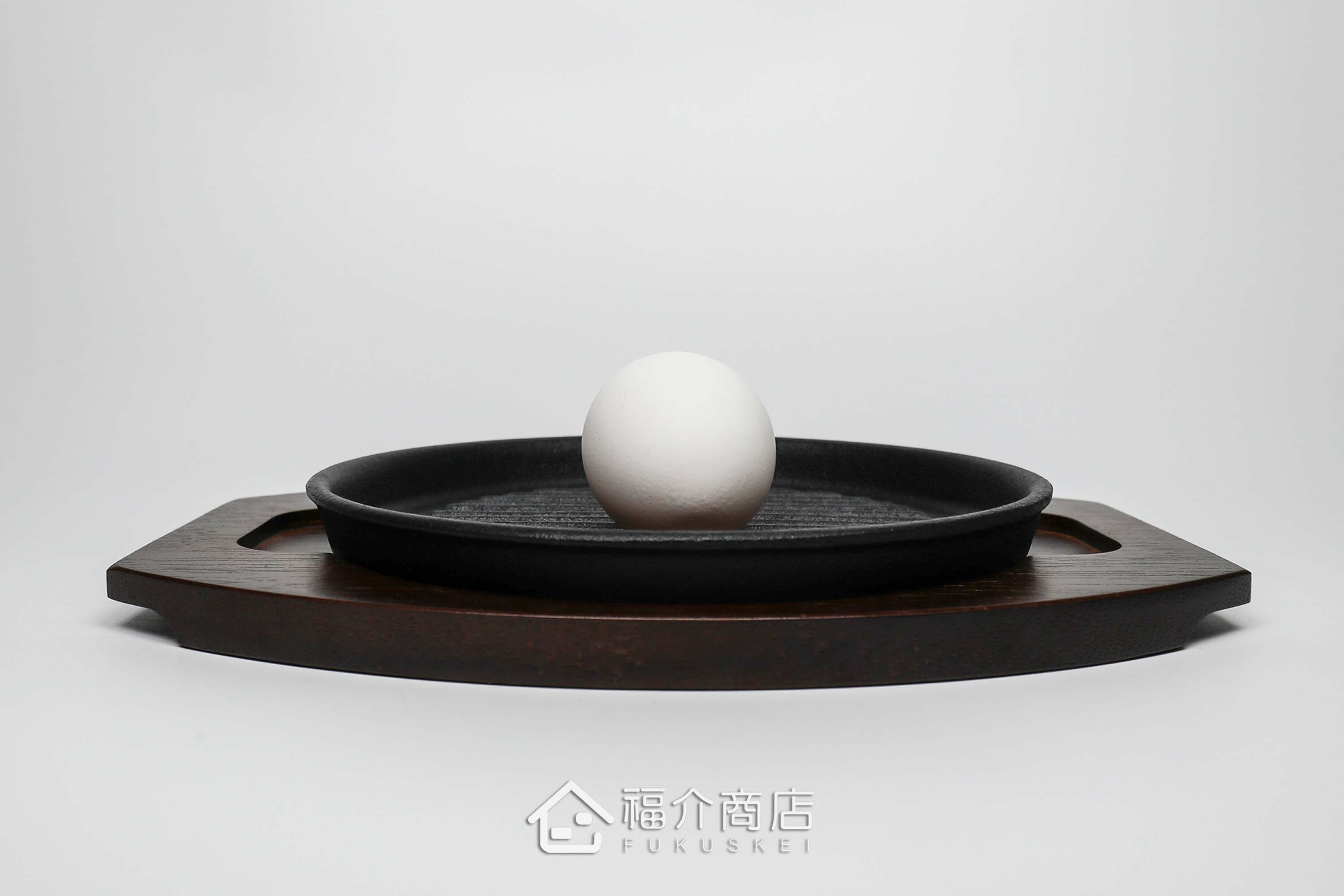 烤肉用的黑色鐵盤與雞蛋