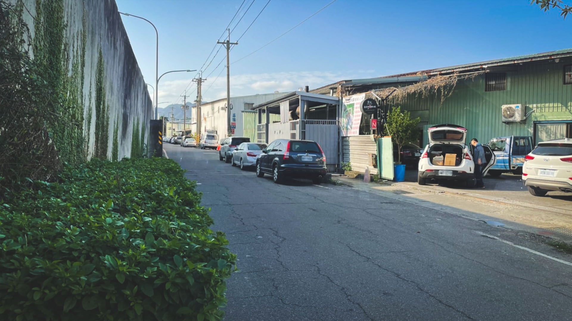 露營中毒本鋪的門口。北部露營用品實體店面，擁有多項露營推薦的商品，鄰近高速公路，附近可停車，方便快速的地理位置讓你好選購露營用品。