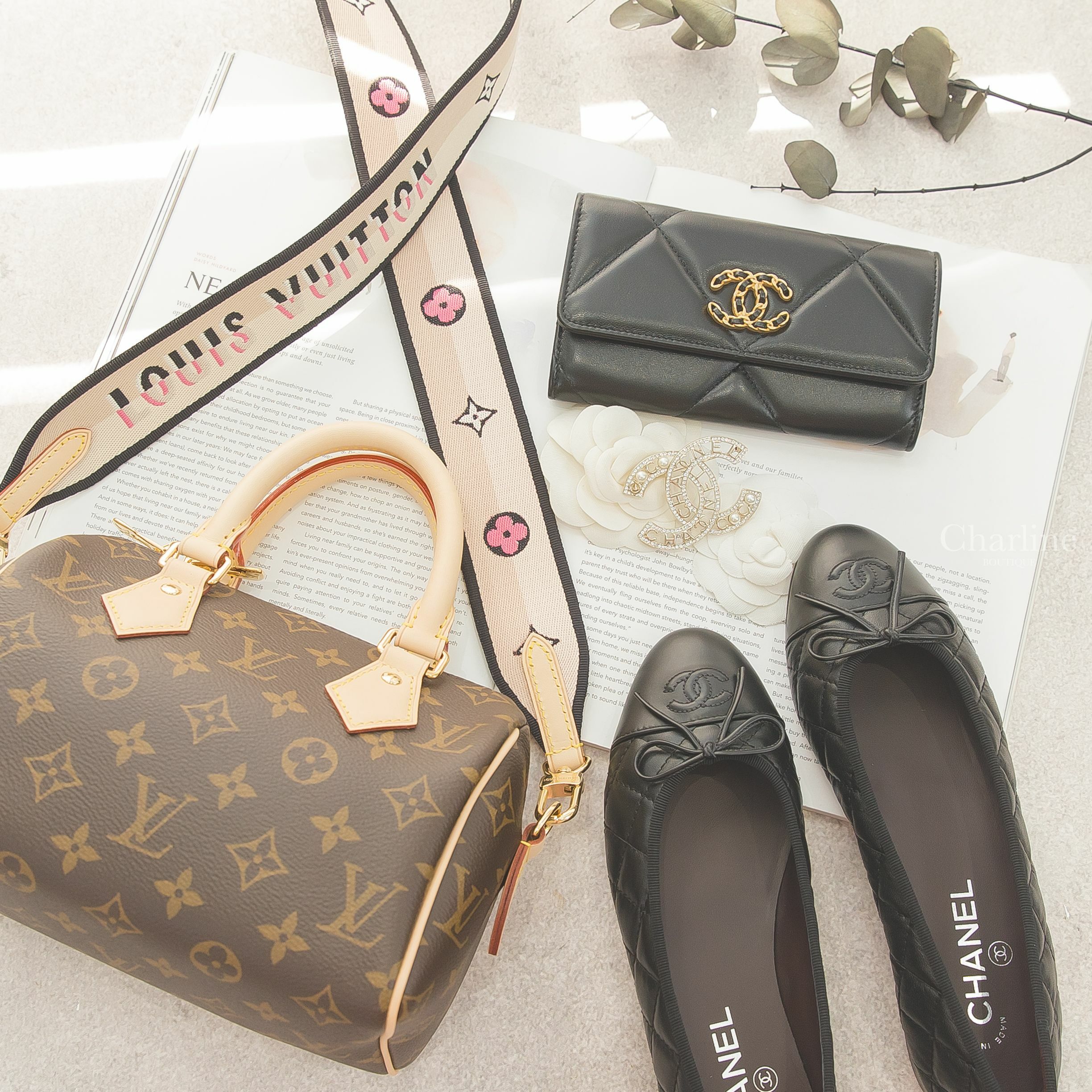 Chanel 黑/黑CC蝴蝶結牛皮菱格紋芭蕾舞鞋,Chanel 金色CC珍珠字母簍空水鑽滾邊胸針,Chanel 黑色金CC大菱格羊皮前釦式中夾,LV 咖啡色老花帆布米色刺繡黑滾邊寬背帶小牛皮提把手提肩背包-Charline Boutique 精品代購
