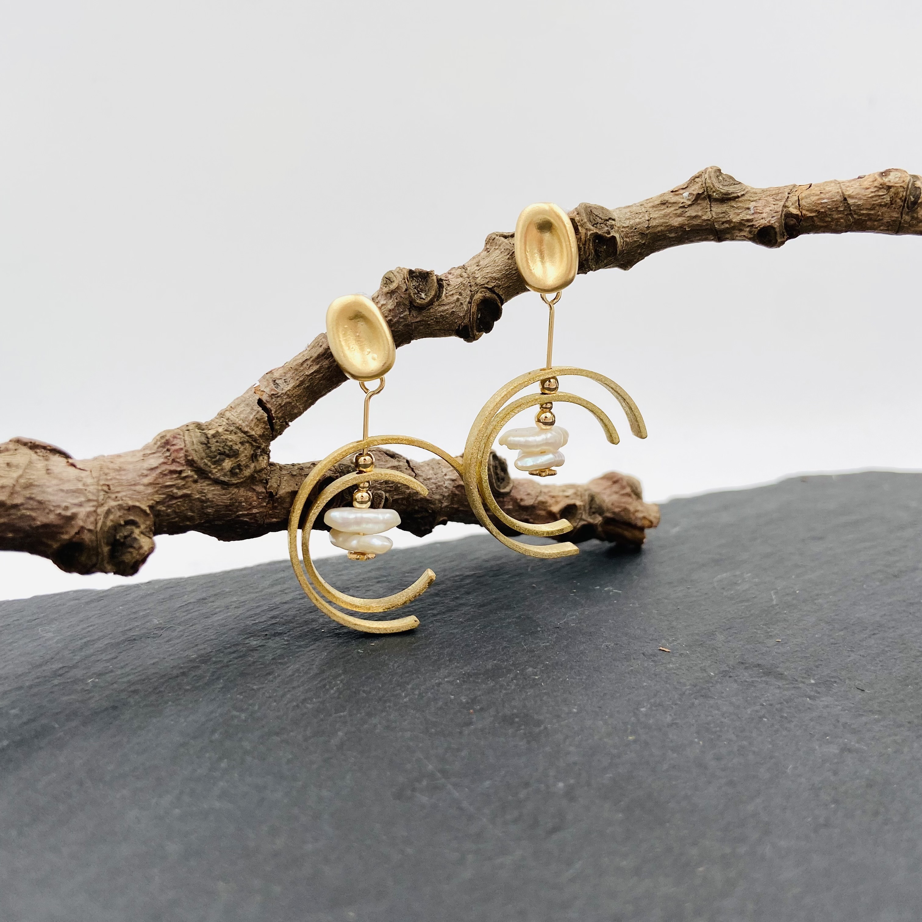 COLE COOL獨家設計的珍珠耳環