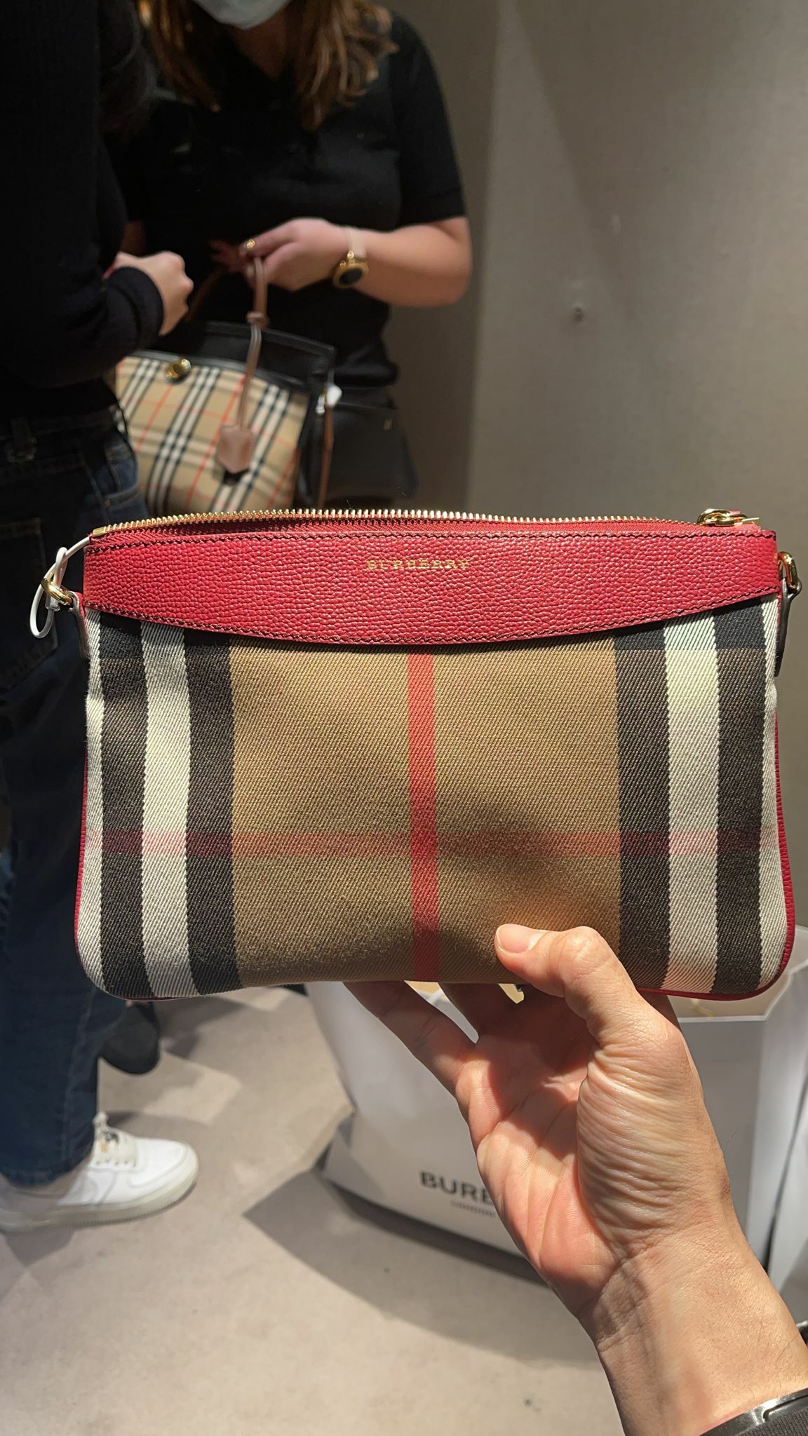 BURBERRY CLASSIC SLING BAG WITH COLOR COVER AND ZIPPER