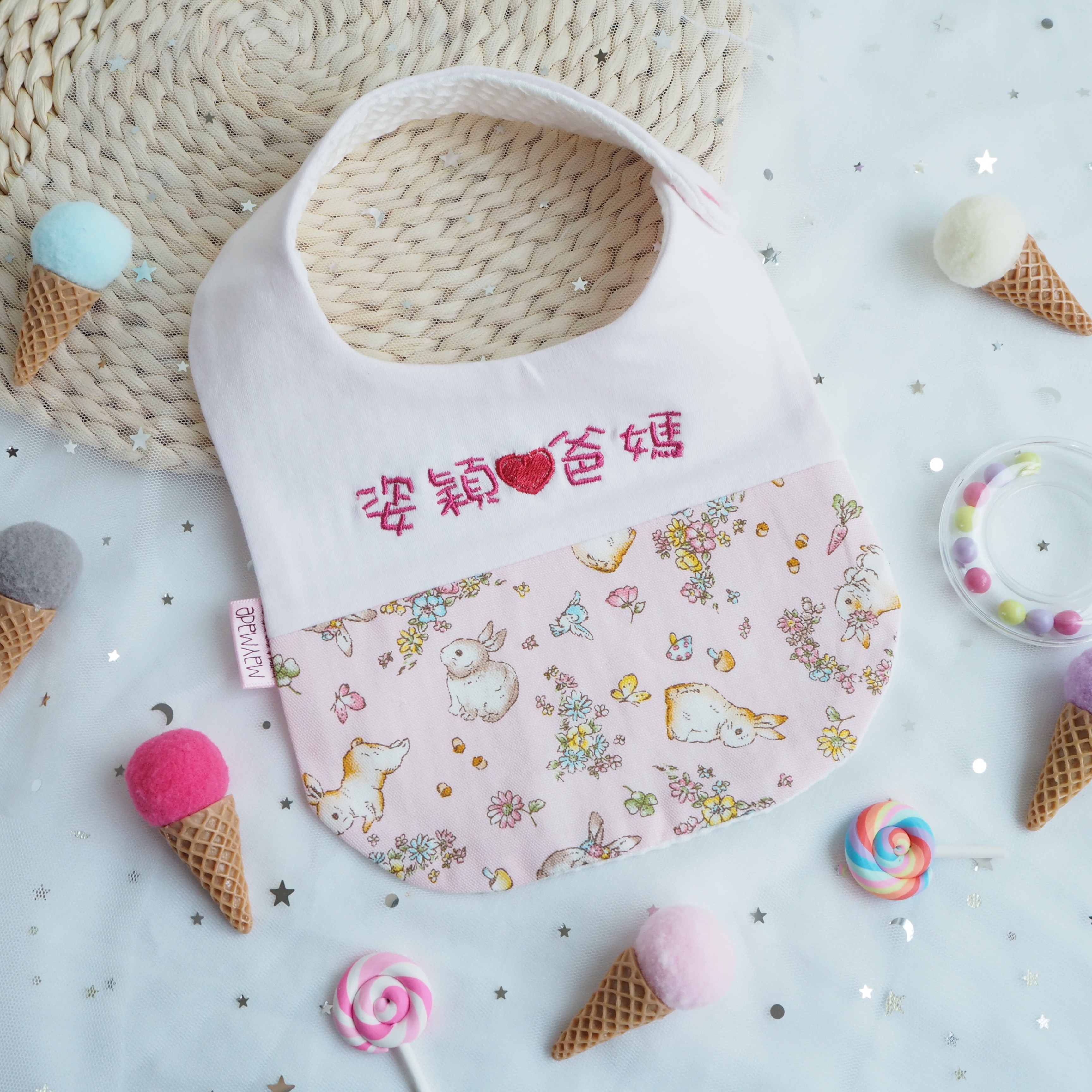 粉紅/紫色小兔花園 拼布款繡名口水肩