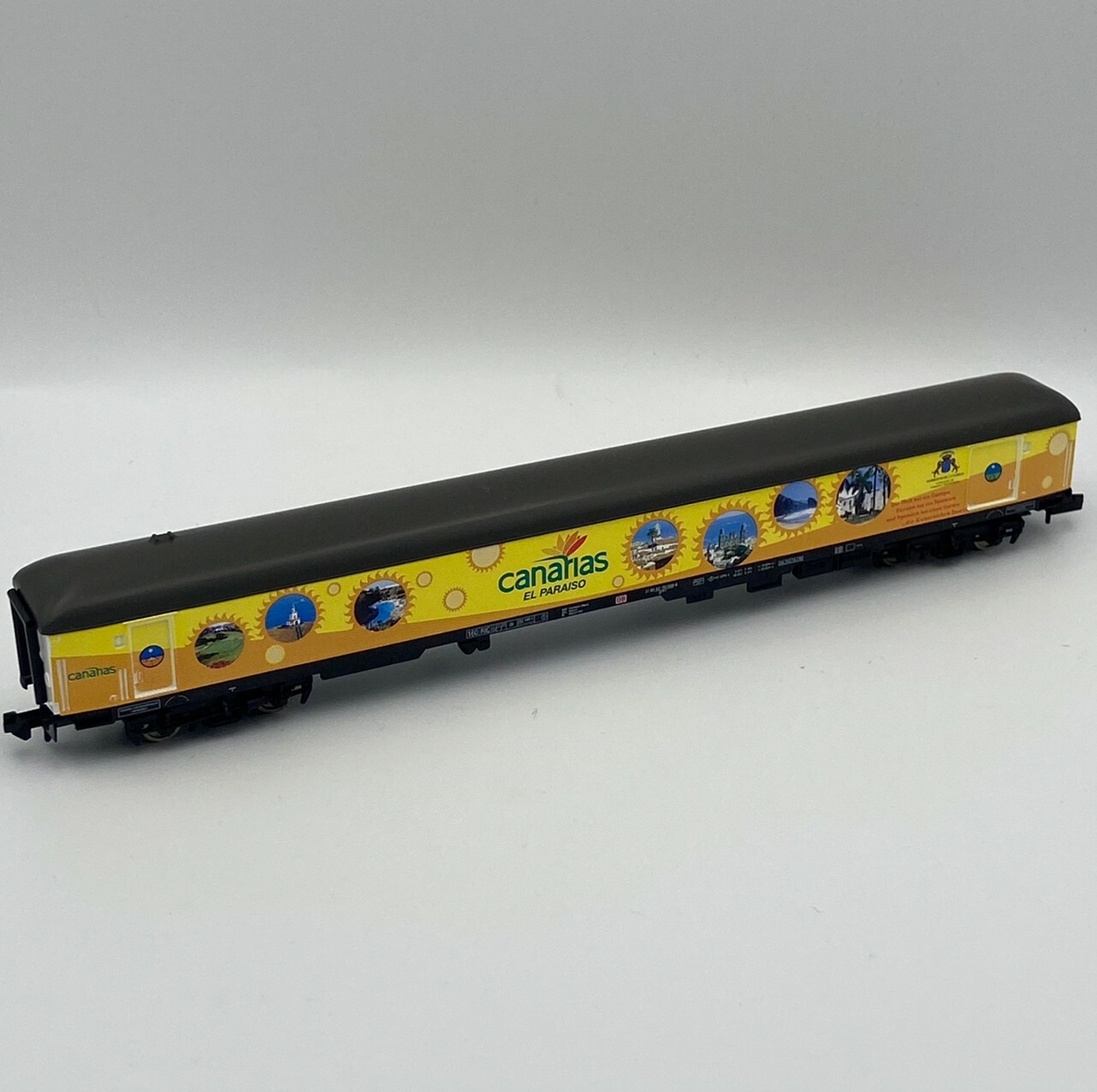 Arnold 0320 N scale German Canariar Painted Passenger car