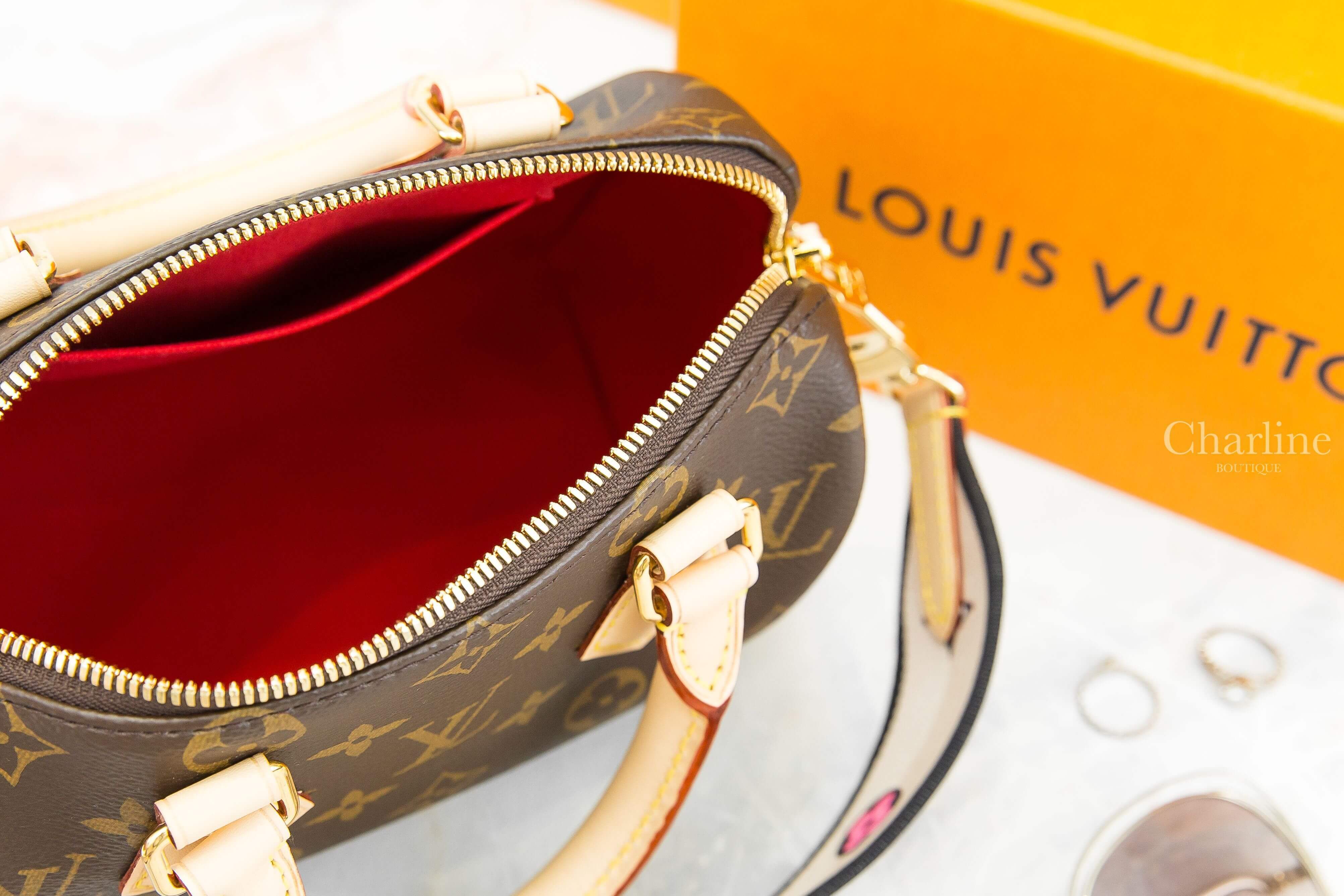 Louis Vuitton Speedy Bandoulière 20 Bag 咖啡色老花帆布米色刺繡黑滾邊寬背帶小牛皮提把手提肩背包-Charline Boutique 精品代購