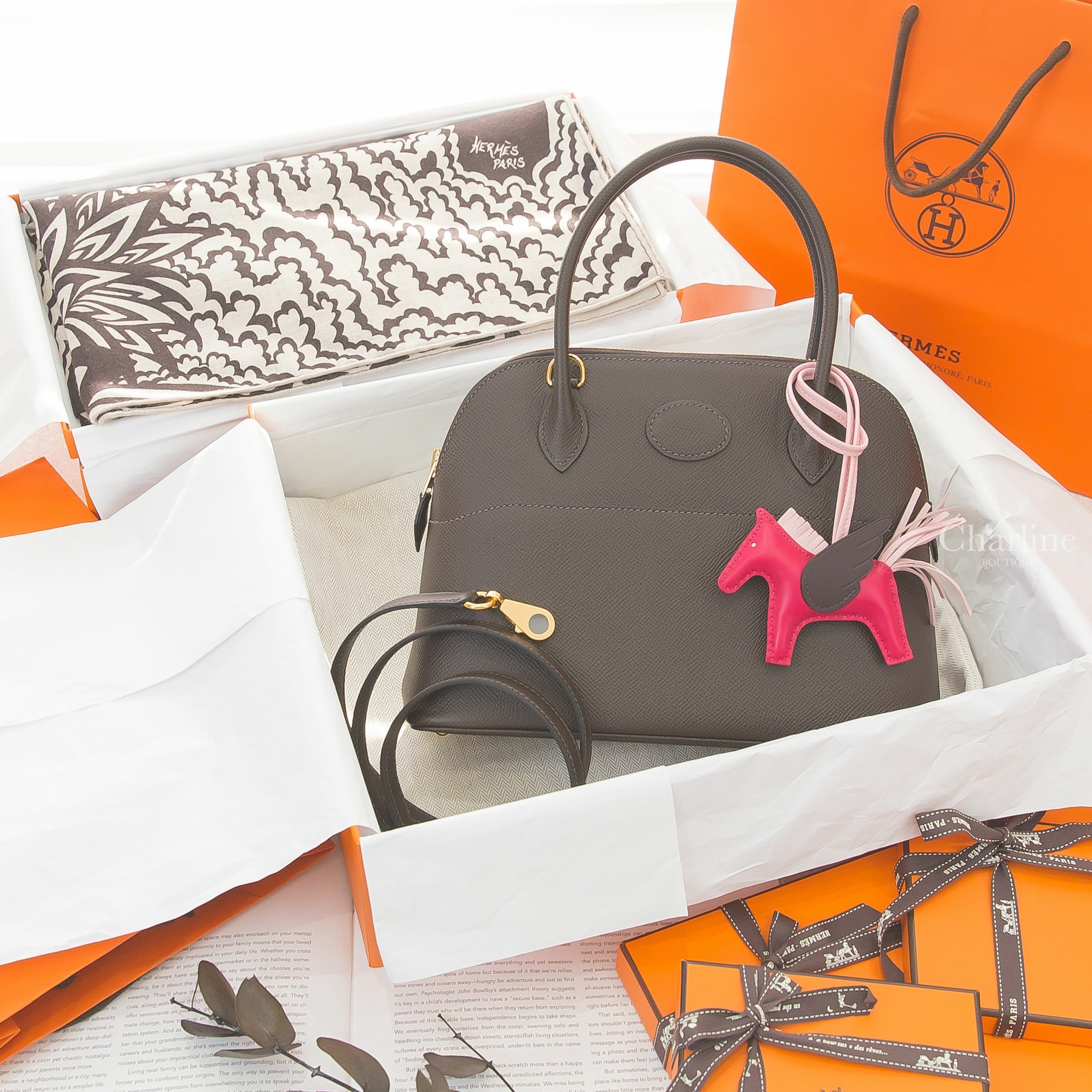 Hermès Bolide 27cm 46 Ebene Veau Epsom Z刻烏木色金釦手提肩背包,Hermès Rodeo PM Pegase 覆盆莓紅/櫻花粉/馬鞍紅小型飛馬吊飾-Charline Boutique 精品代購