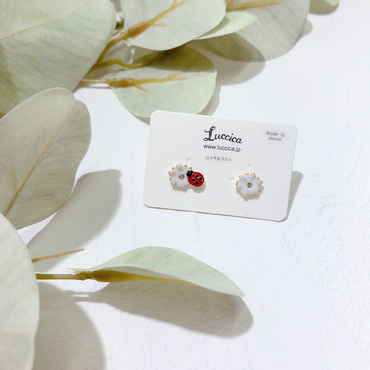 Luccica 白色小花&瓢蟲耳環 (*網站限定優惠價*)