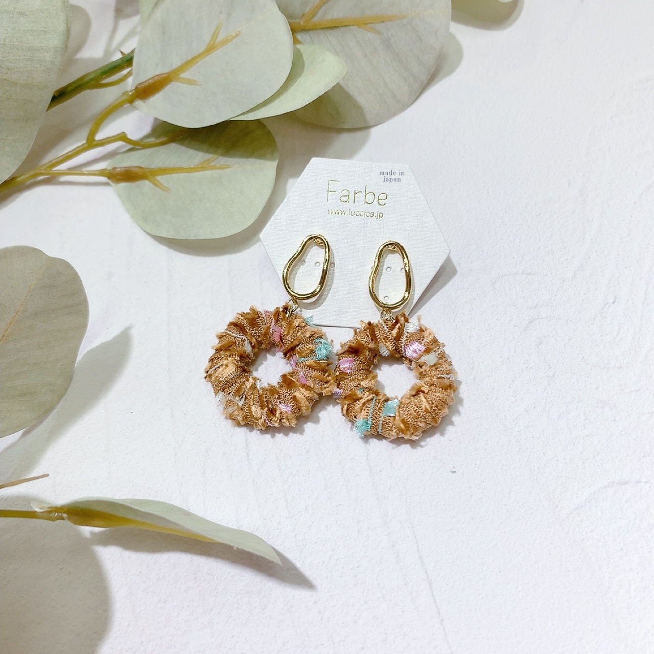 Farbe 毛毛甜甜圈耳環