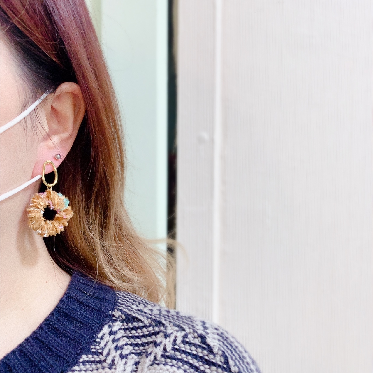 Farbe 毛毛甜甜圈耳環