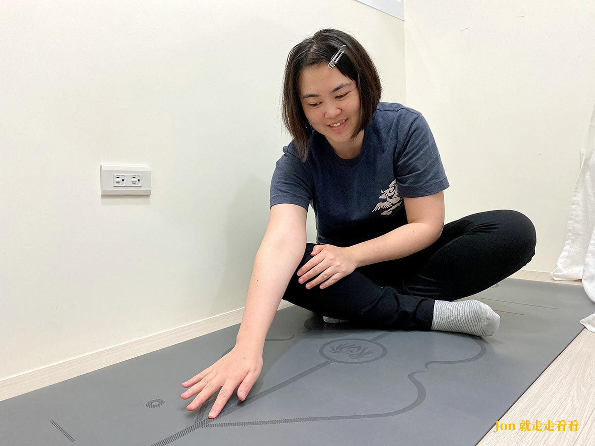 JON就走走看看 推薦倍麗森瑜珈墊+專利拉背器，持續運動才是保護身體最好的方法