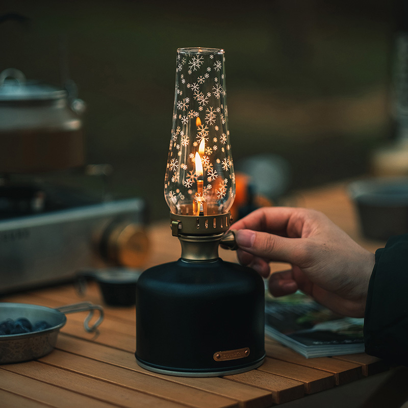 露營的夜晚使用露營用品燈具。露營美學的蠟燭燈、汽化燈，露營用品都在露營中毒本鋪。