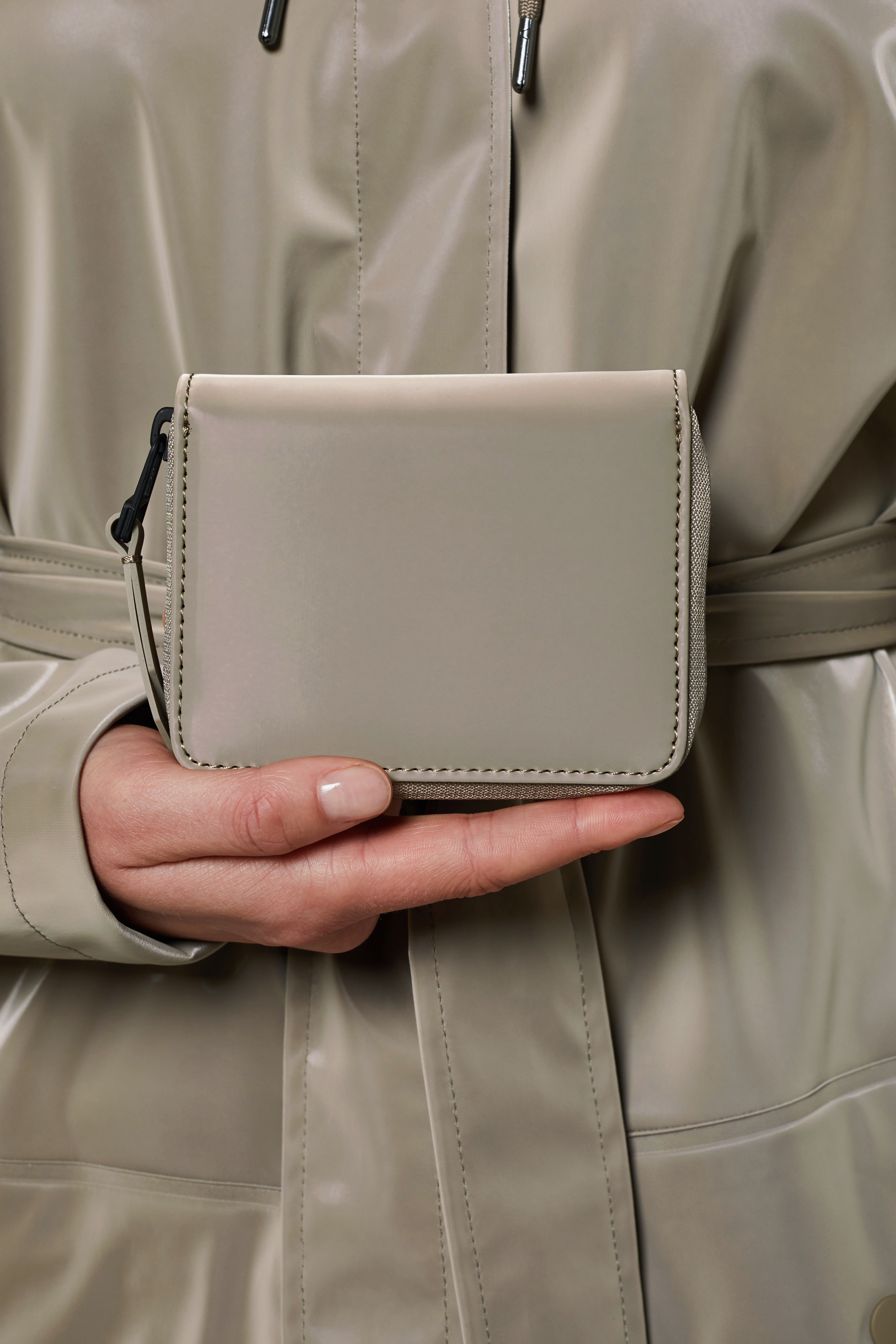 Rains | 防水小型拉鍊短夾 - 絲絨褐