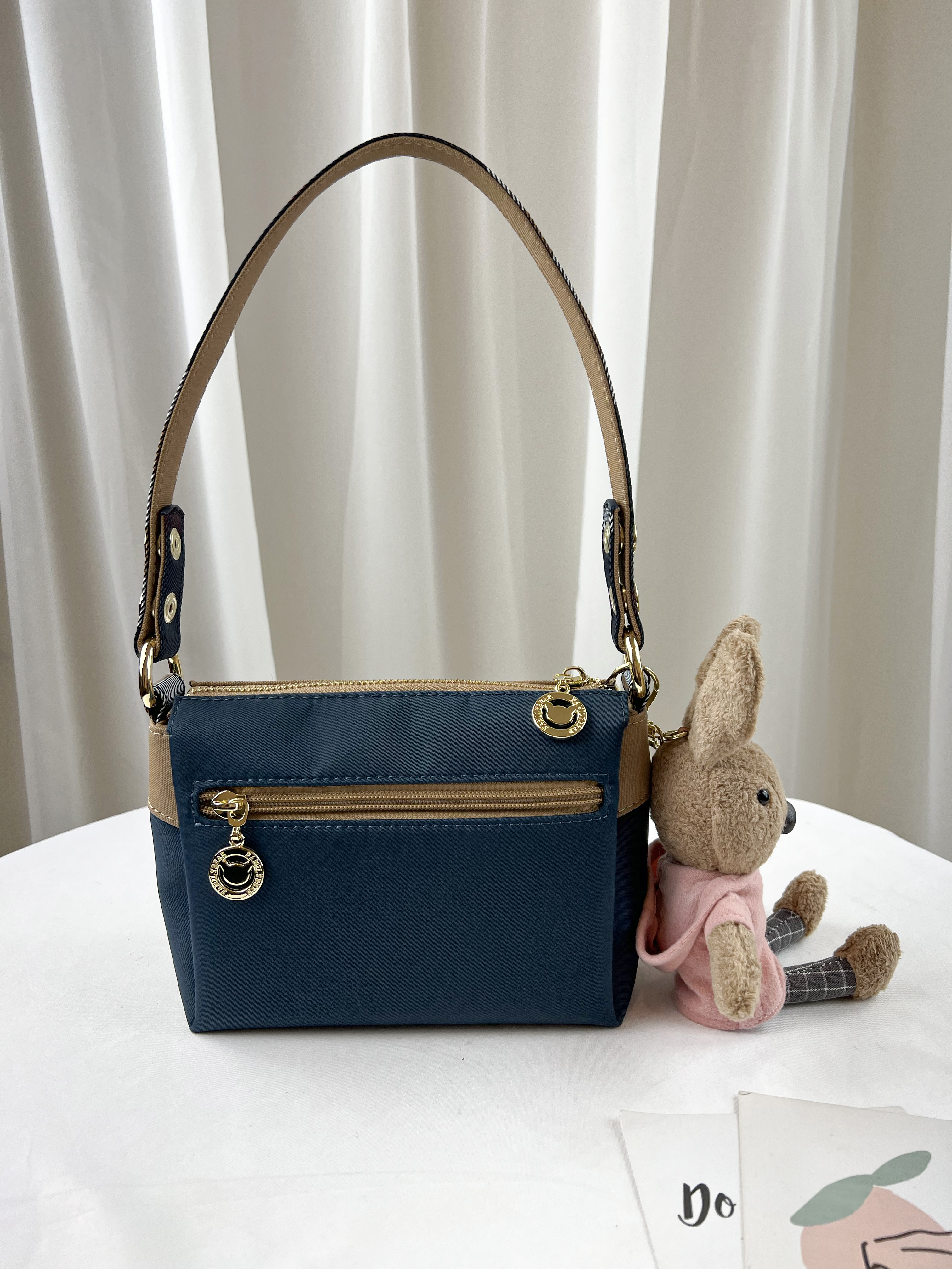 FamilyBear 卡其拼接土耳其藍 防潑水側背包 附小熊吊飾 #2026