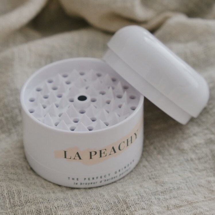 LA PEACHY HERB TOBACCO GRINDER BY PEACHY POTTER
