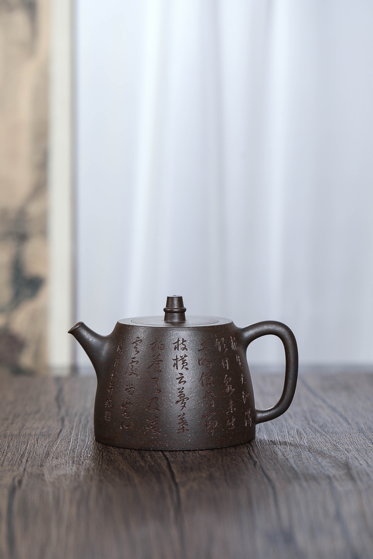 【漢鐸壺】壺身造型規整，底部略大於上部，耳形鋬似圓又方